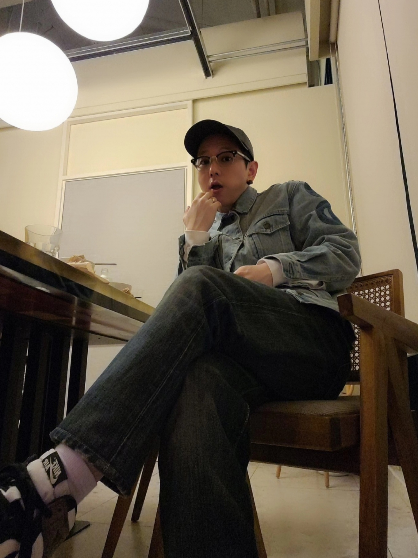 Supreme Inset Logo Denim Trucker Jacket Washed Blue - 22SS, Supreme x The North Face Leather 6-Panel Black - 18FW 착용 스타일 - 2
