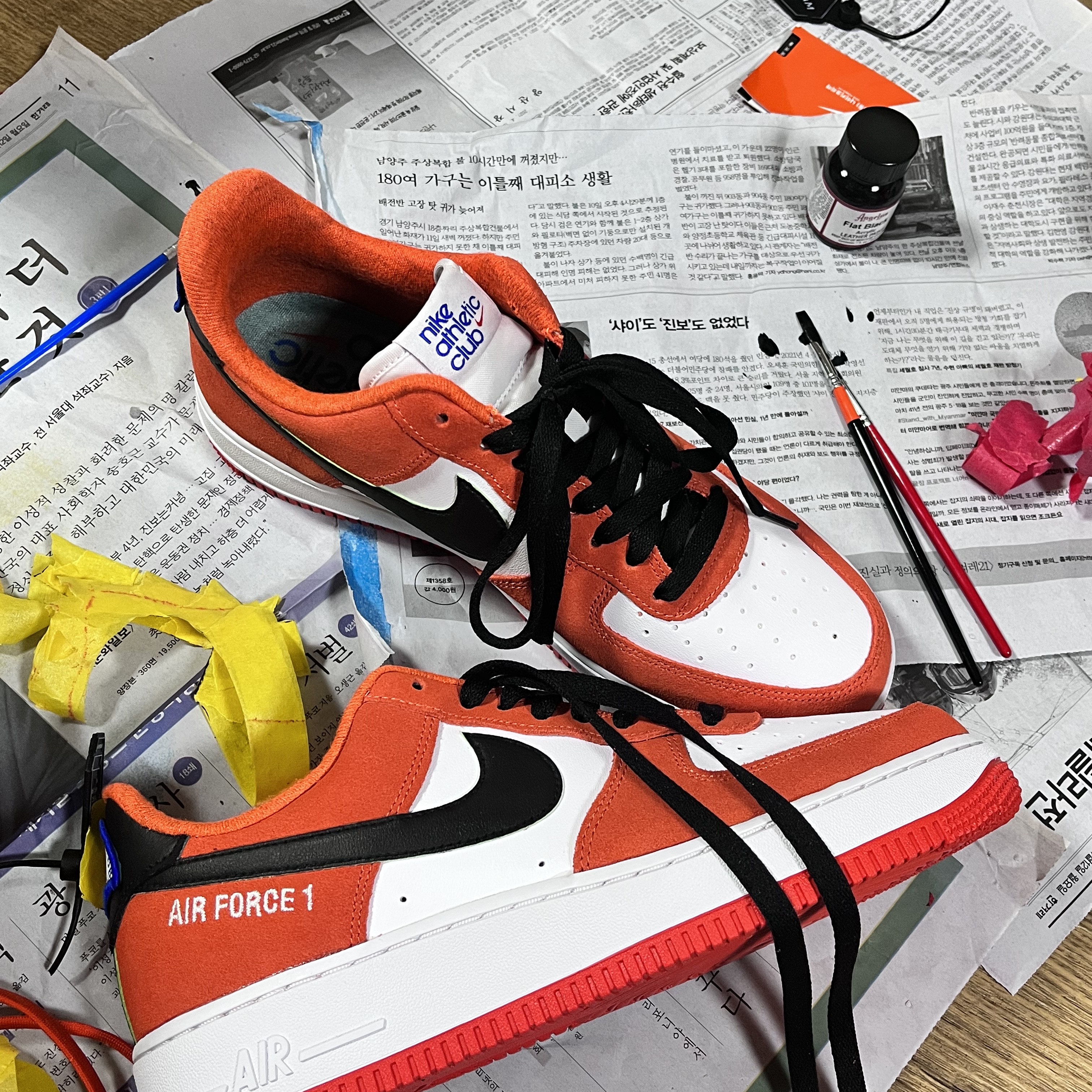 Nike Air Force 1 '07 LV8 Athletic Club Rush Orange Washed Teal 착용 스타일 - 2