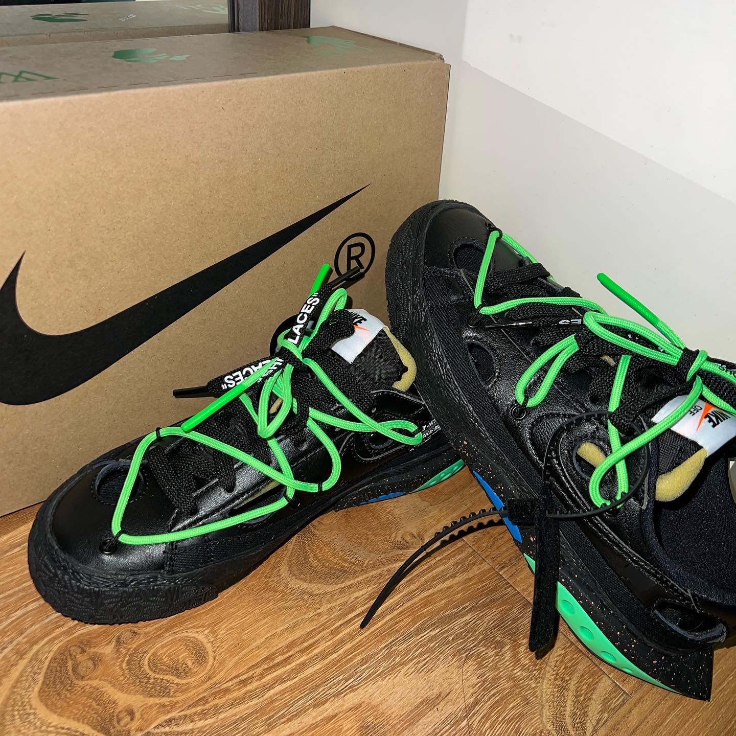 Nike x Off-White Blazer Low '77 Black and Electro Green 착용 스타일 - 2