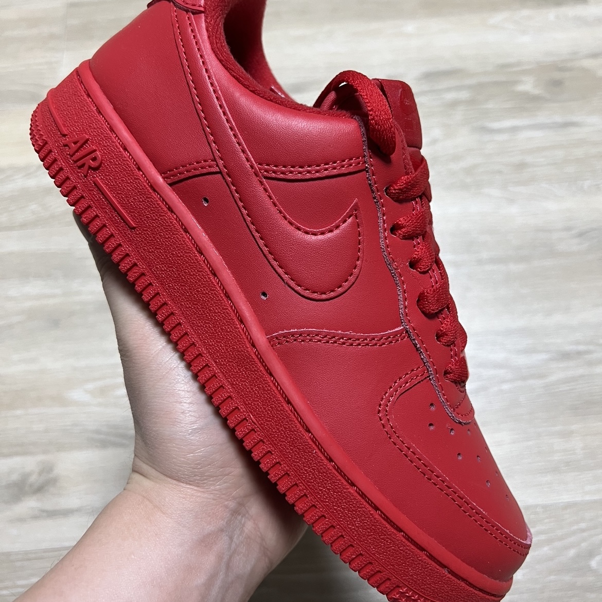 Nike Air Force 1 '07 LV8 Low 1 Triple Red 착용 스타일