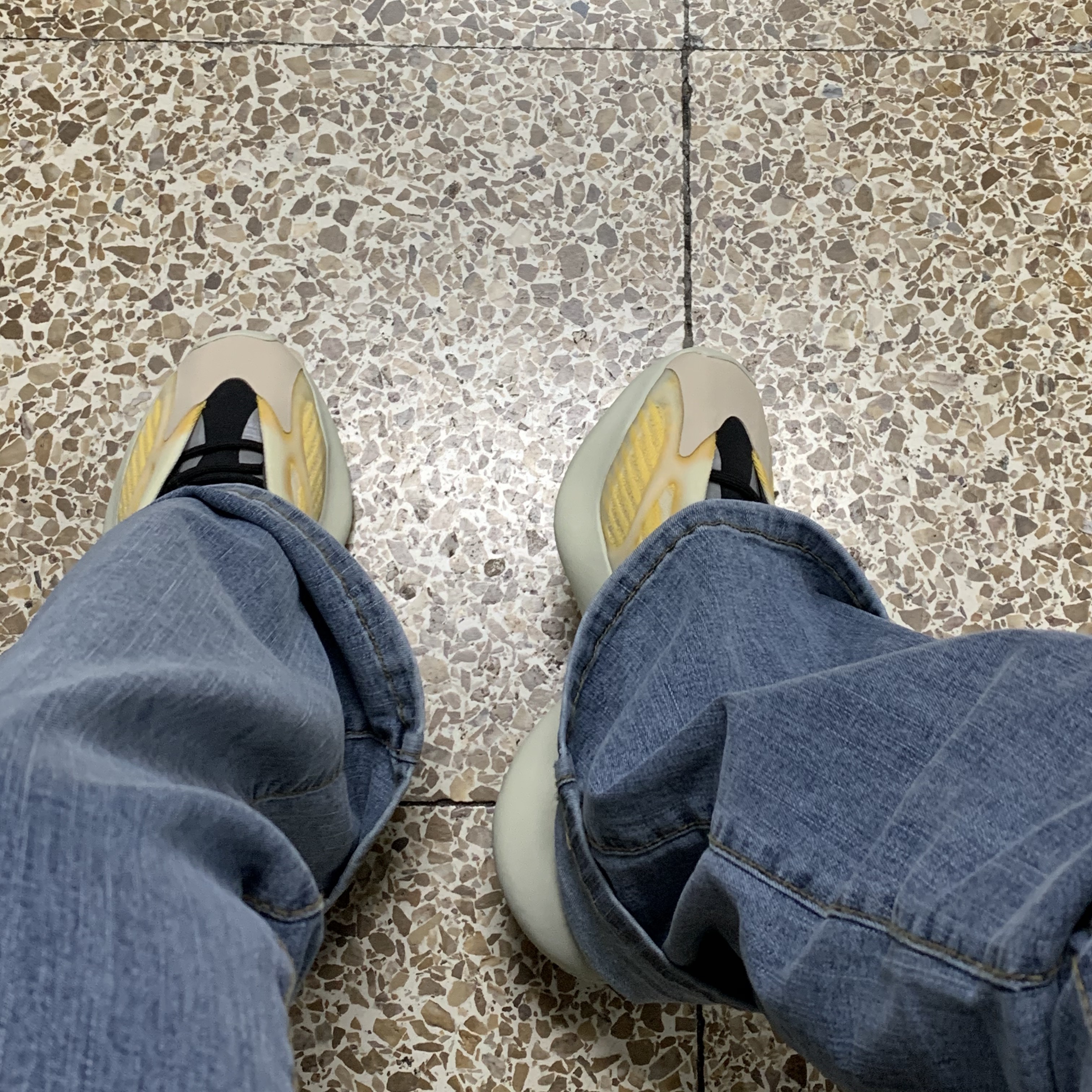 Adidas Yeezy 700 V3 Mono Safflower 착용 스타일 - 2