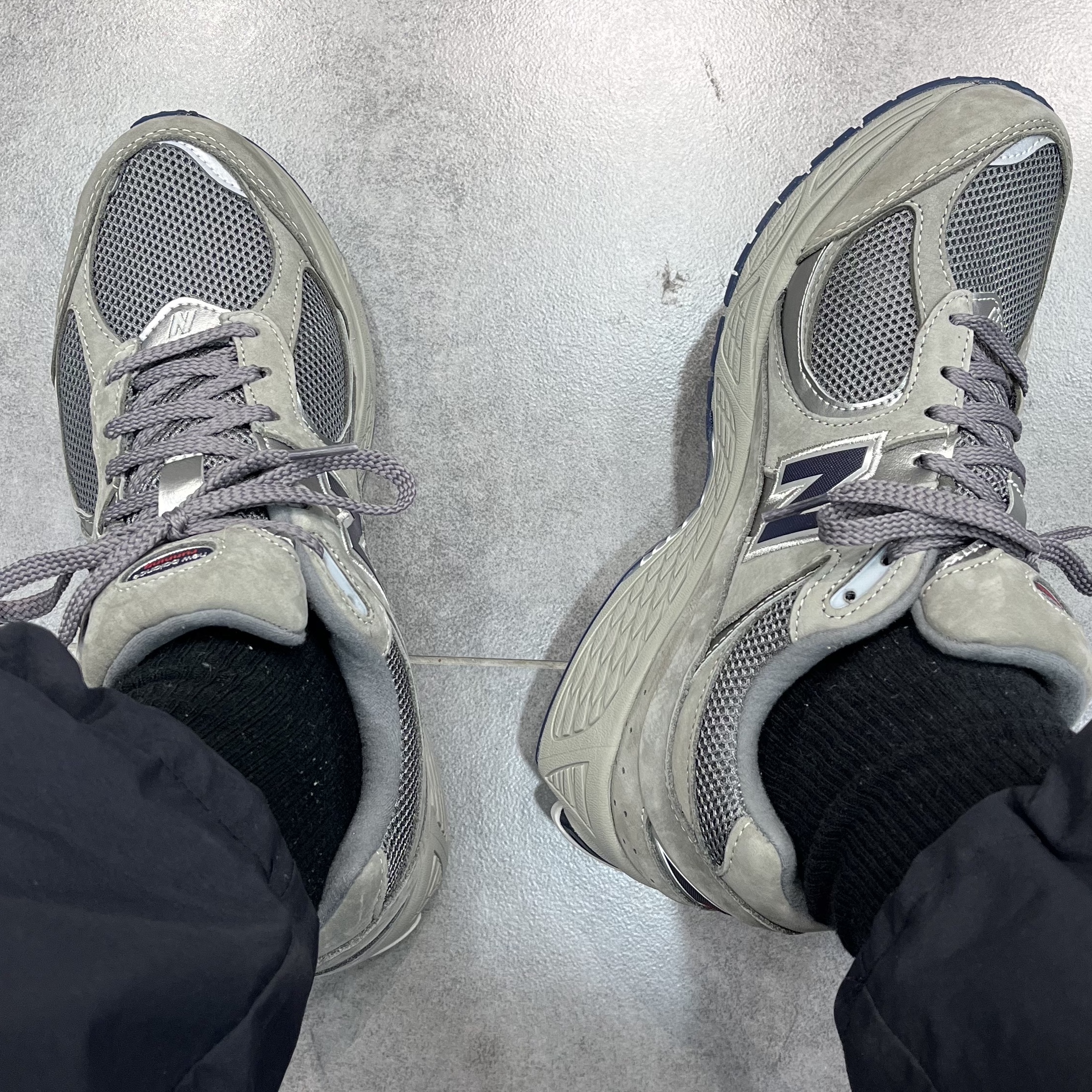 New Balance 2002R Gray 착용 스타일