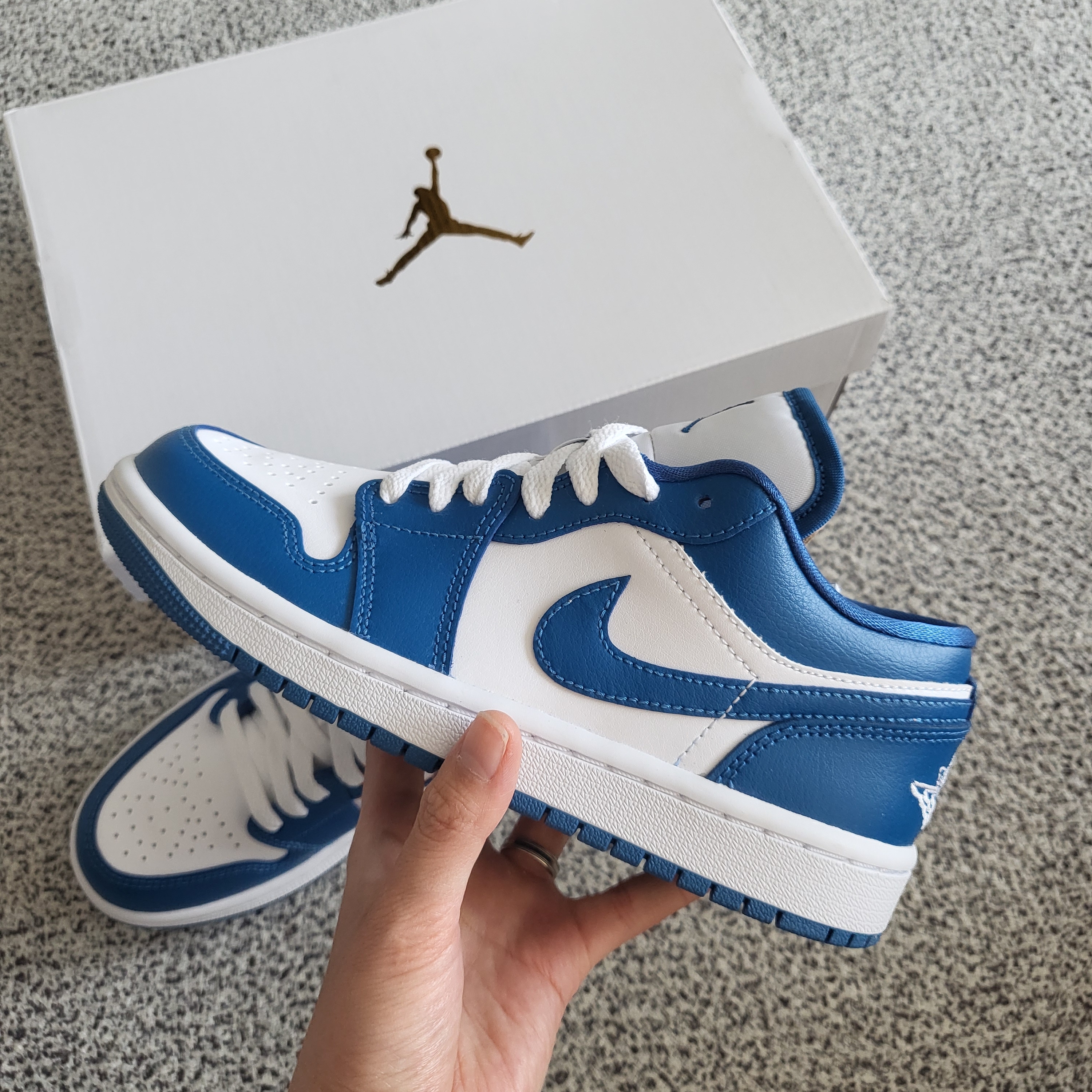 (W) Jordan 1 Low White Dark Marina Blue 착용 스타일 - 1