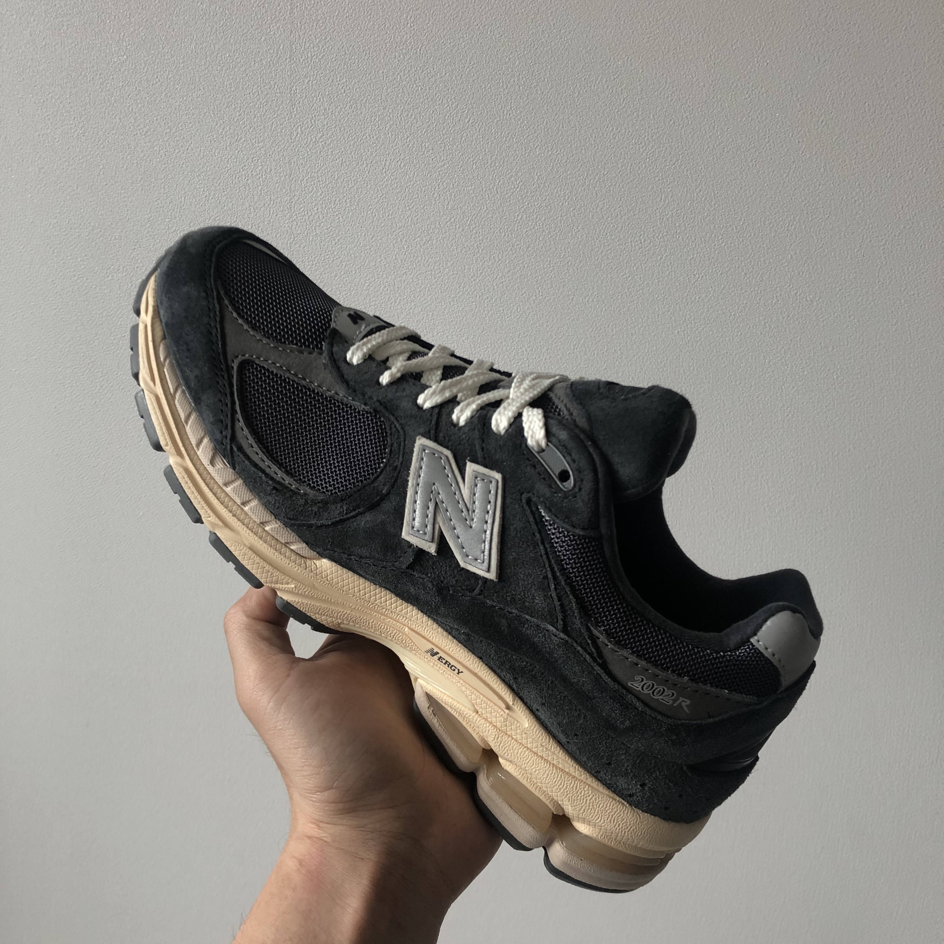 New Balance 2002R Special Vintage Black Grey 착용 스타일