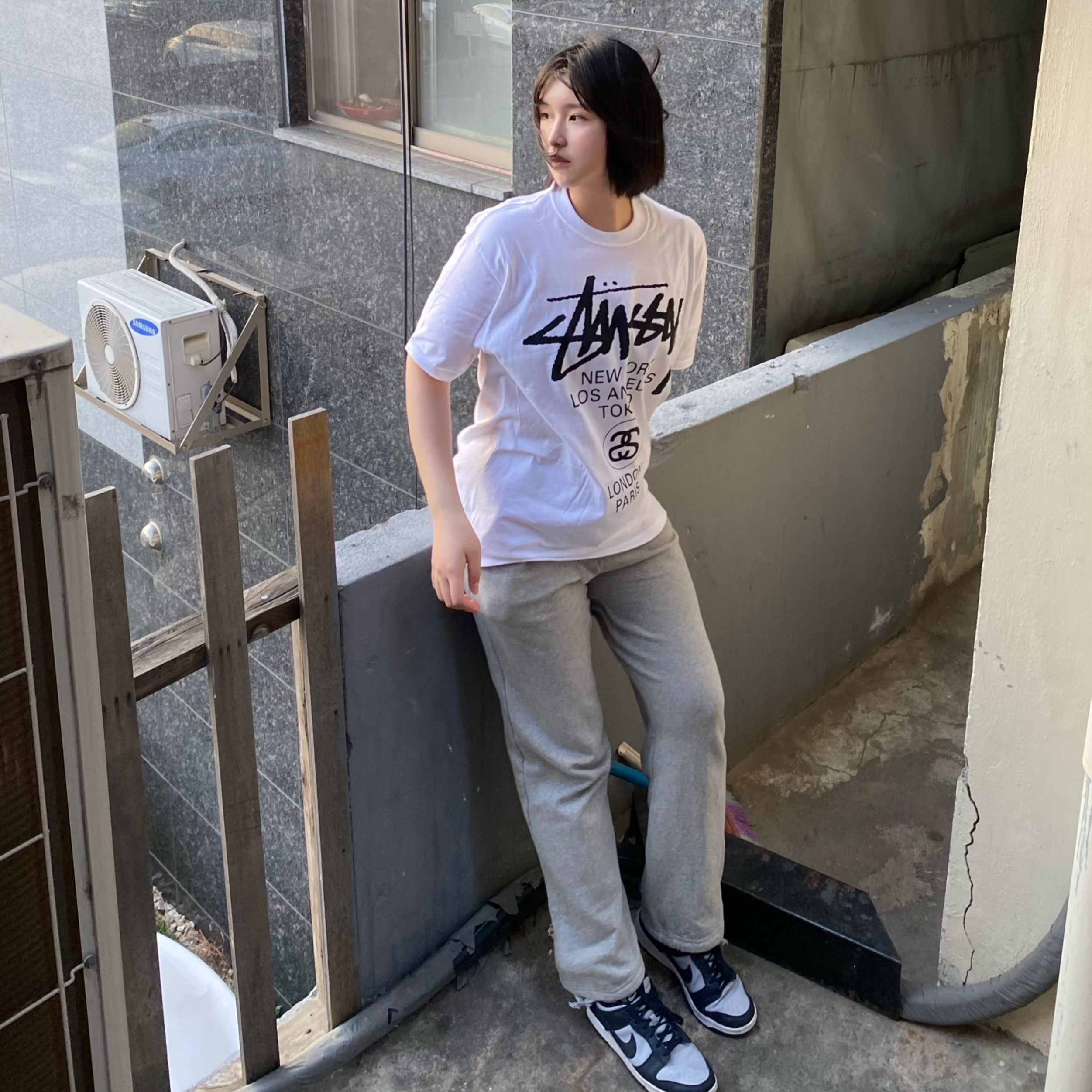 Nike Dunk Low Retro Championship Grey, Stussy World Tour T-Shirt White 착용 스타일
