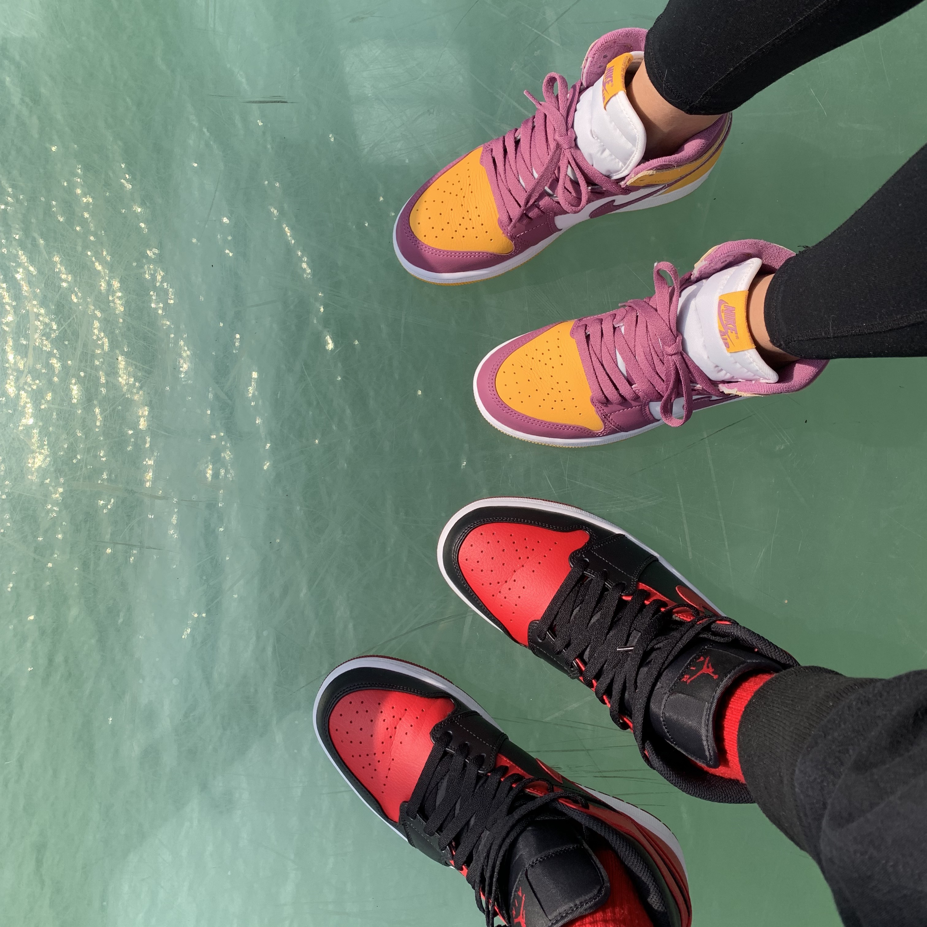 (GS) Jordan 1 Retro High OG University Gold Light Bordeaux, Jordan 1 Mid Bred Banned 2020 착용 스타일 - 1