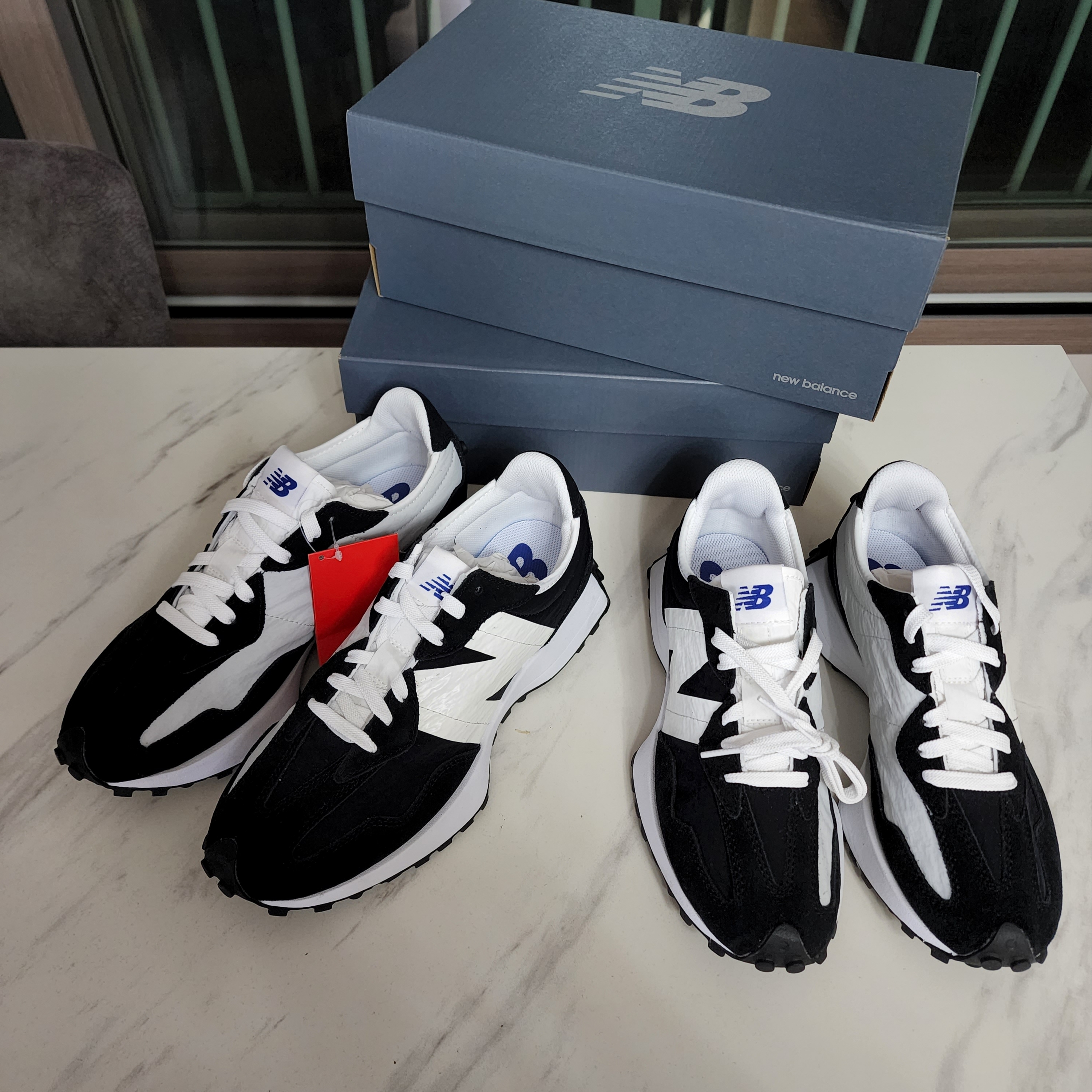 New Balance 327 Shifted Black 착용 스타일 - 3