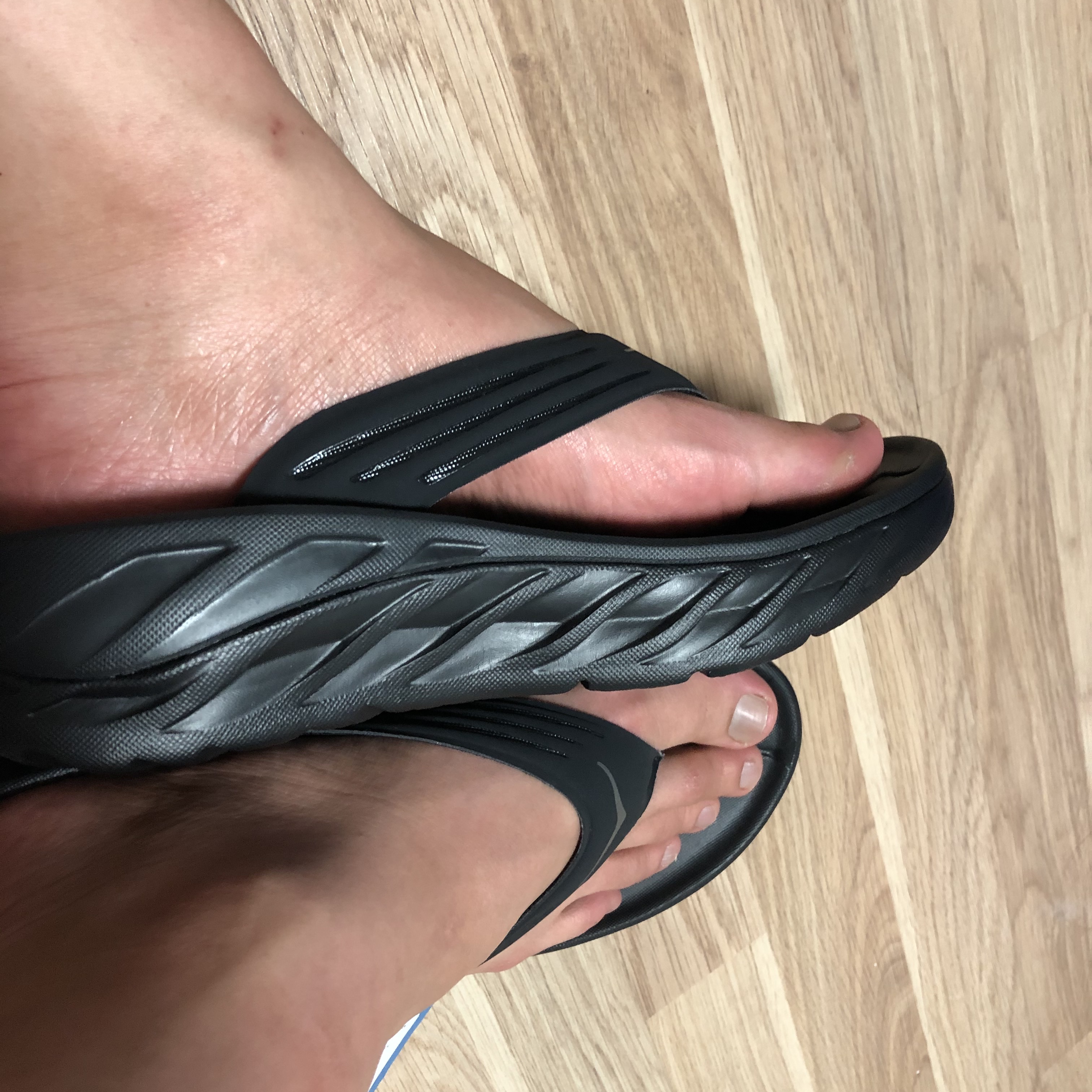 Hoka Ora Recovery Slide Black 착용 스타일 - 3