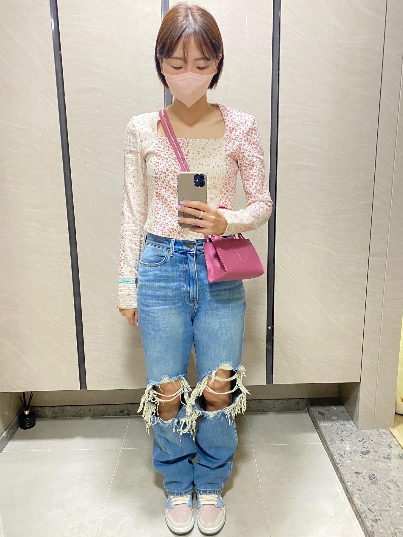 Telfar Small Shopping Bag Corned Beef, (W) Jordan 1 Zoom Air CMFT Pink Oxford Plum Fog 착용 스타일