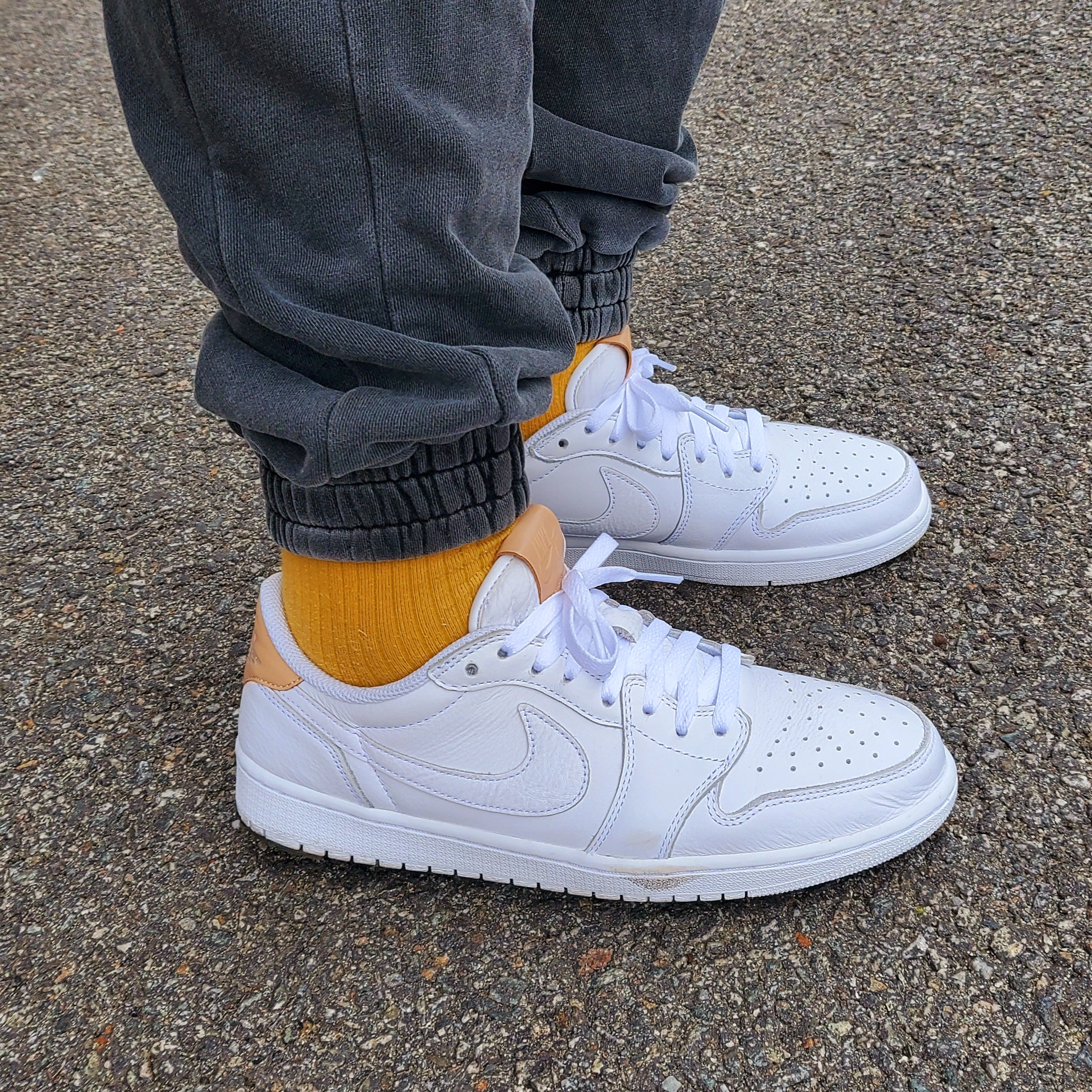 Jordan 1 Retro Low OG Premium White Tan 착용 스타일 - 1