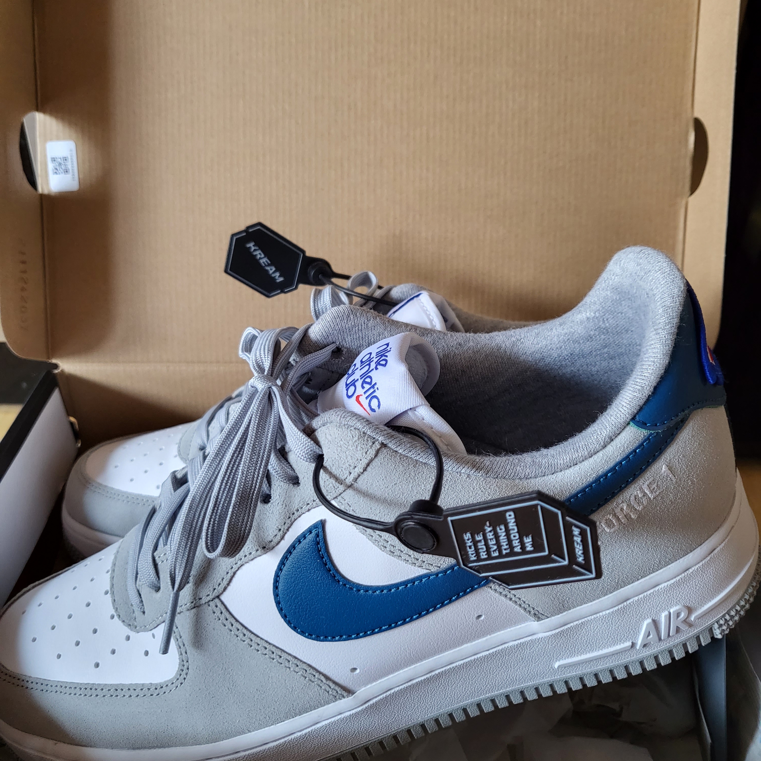 Nike Air Force 1 '07 LV8 Athletic Club Light Smoke Grey Marina 착용 스타일