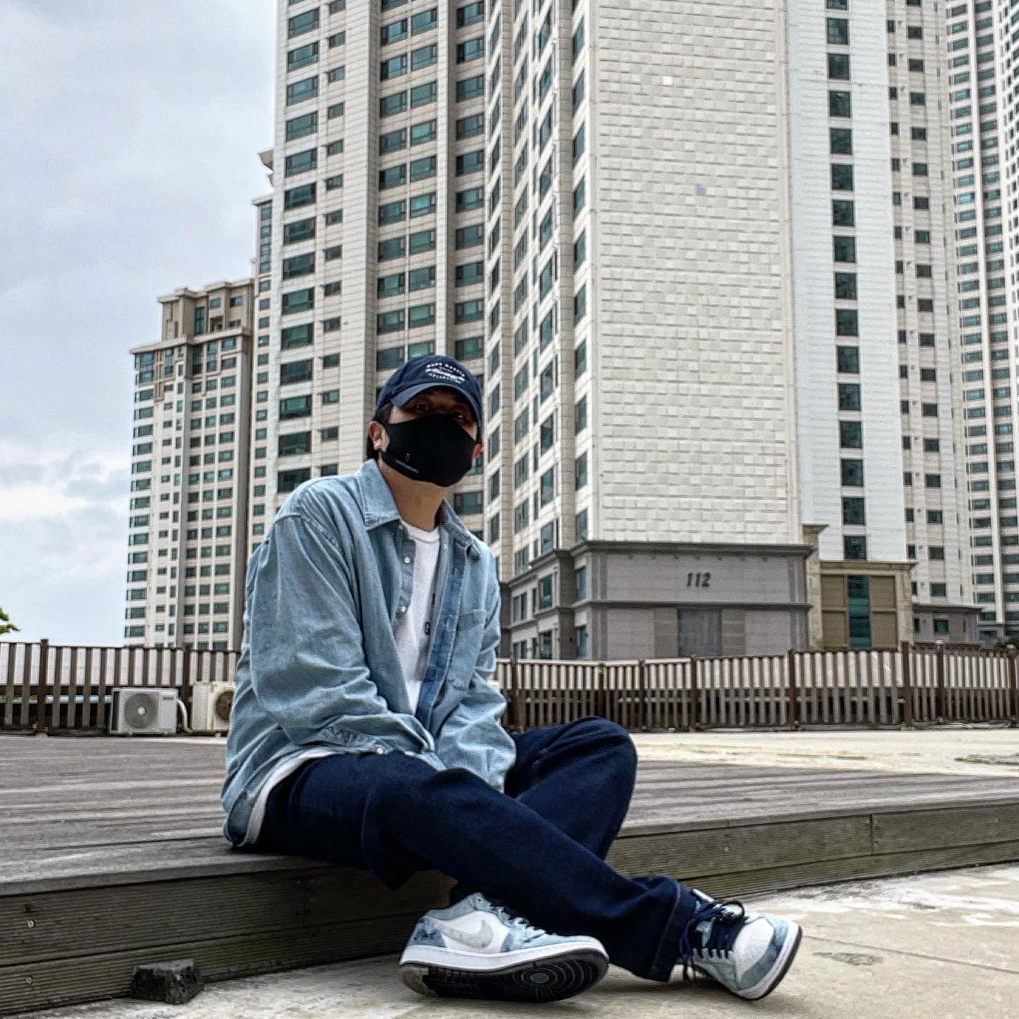 Jordan 1 Low SE Washed Denim 착용 스타일 - 1