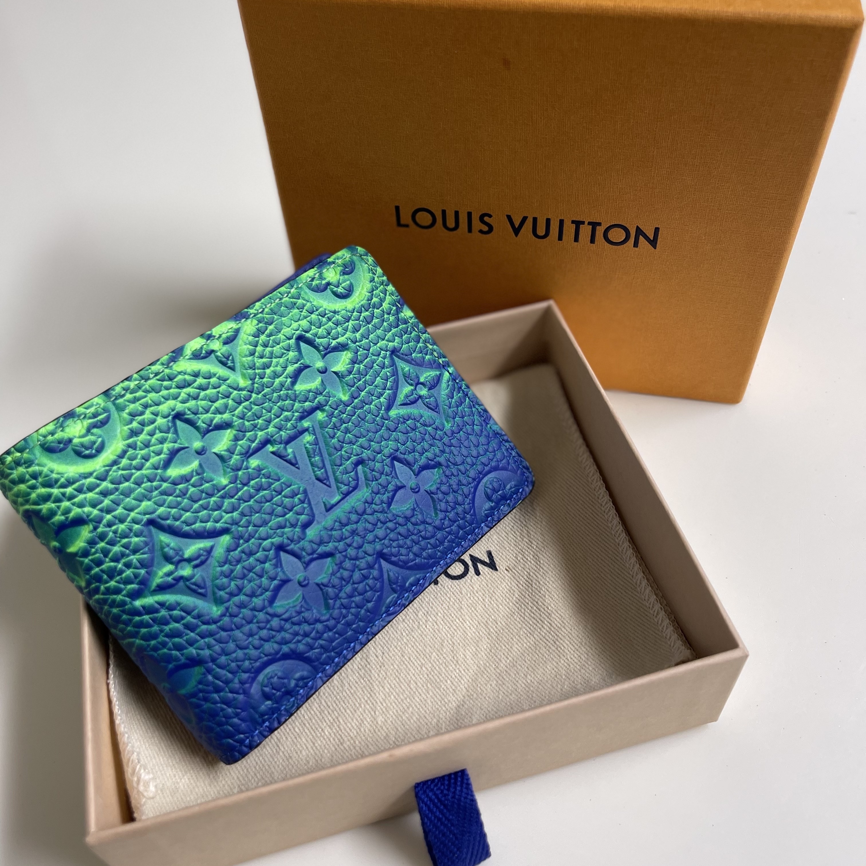 Louis Vuitton Slender Wallet Taurillon Monogram Blue Green 착용 스타일