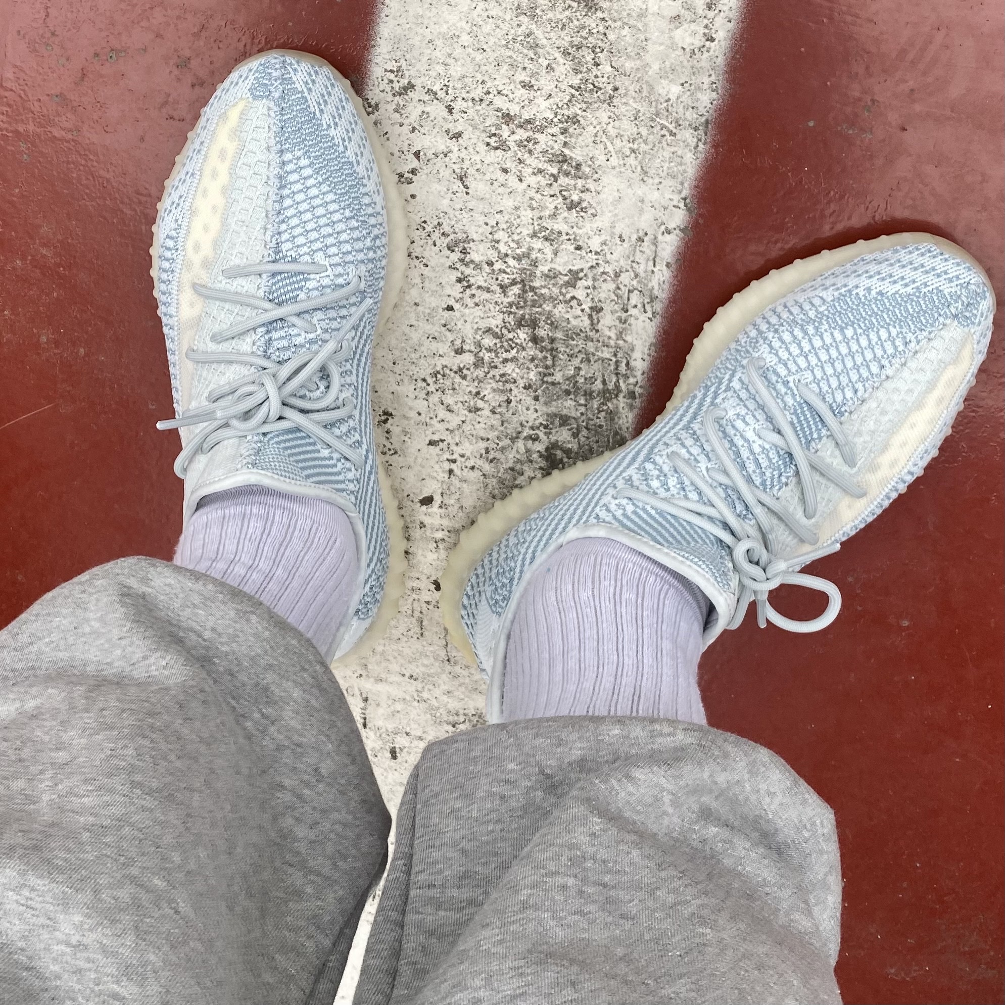 Adidas Yeezy Boost 350 V2 Cloud White - Non-Reflective 착용 스타일 - 1