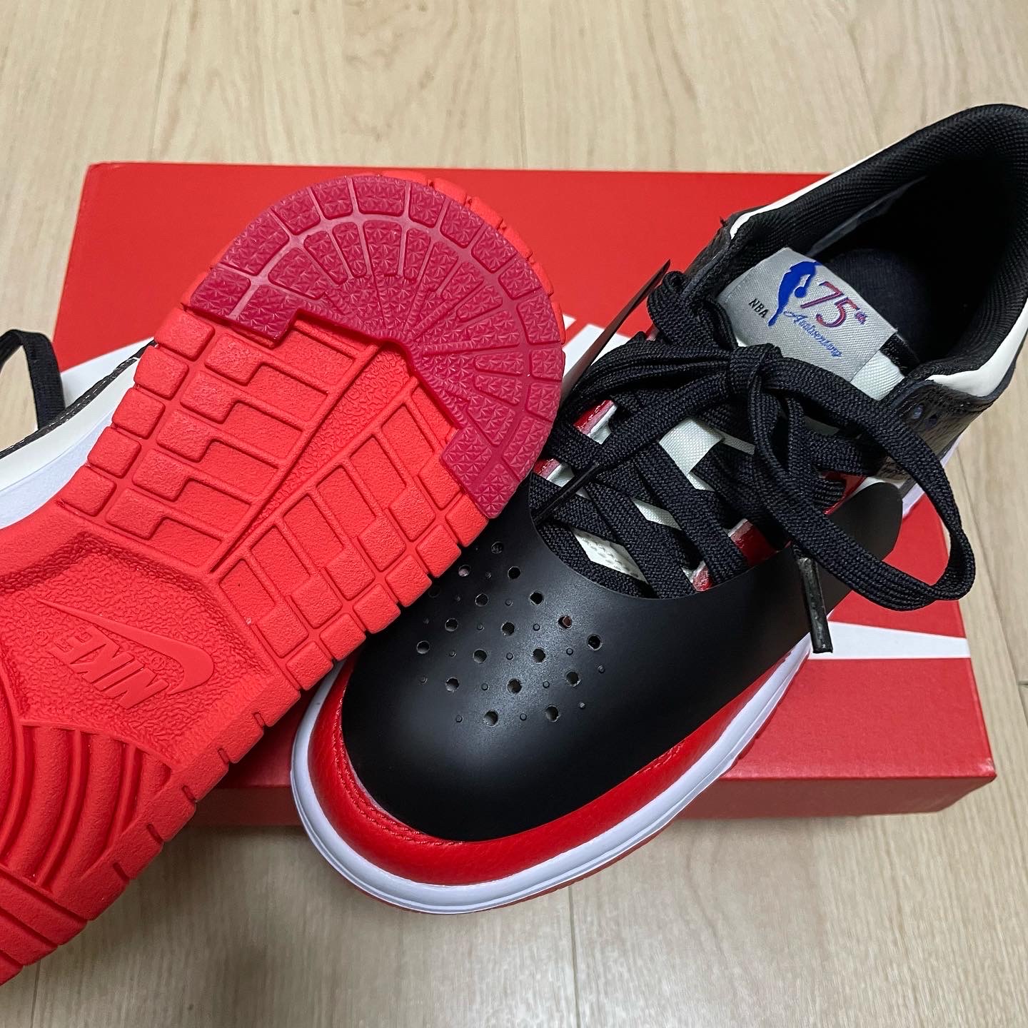 (GS) Nike x NBA Dunk Low Black and Chile Red 착용 스타일 - 4