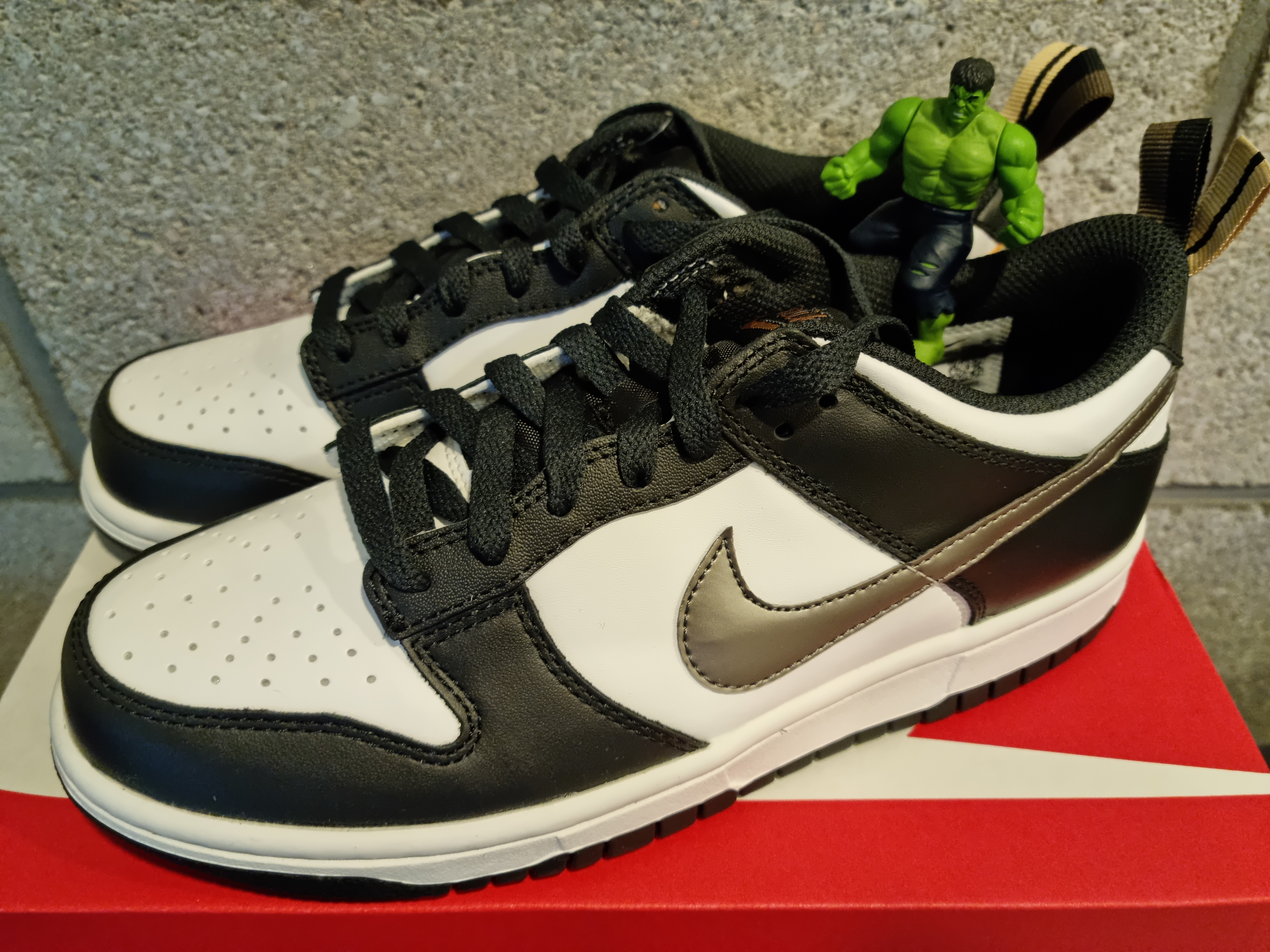 (GS) Nike Dunk Low SE Off Noir Summit White Metallic Pewter 착용 스타일 - 1