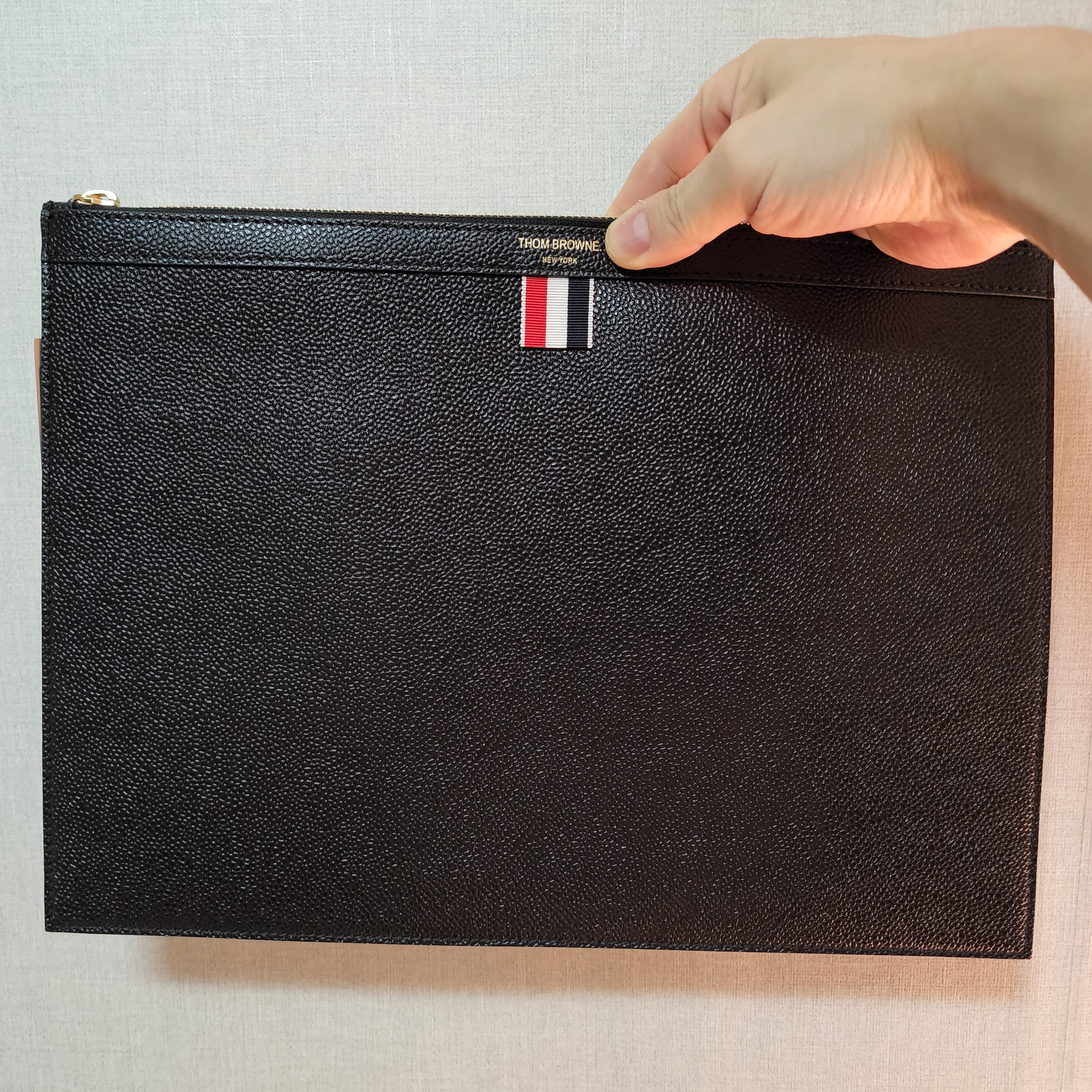 Thom Browne Medium Document Holder Black 착용 스타일 - 1