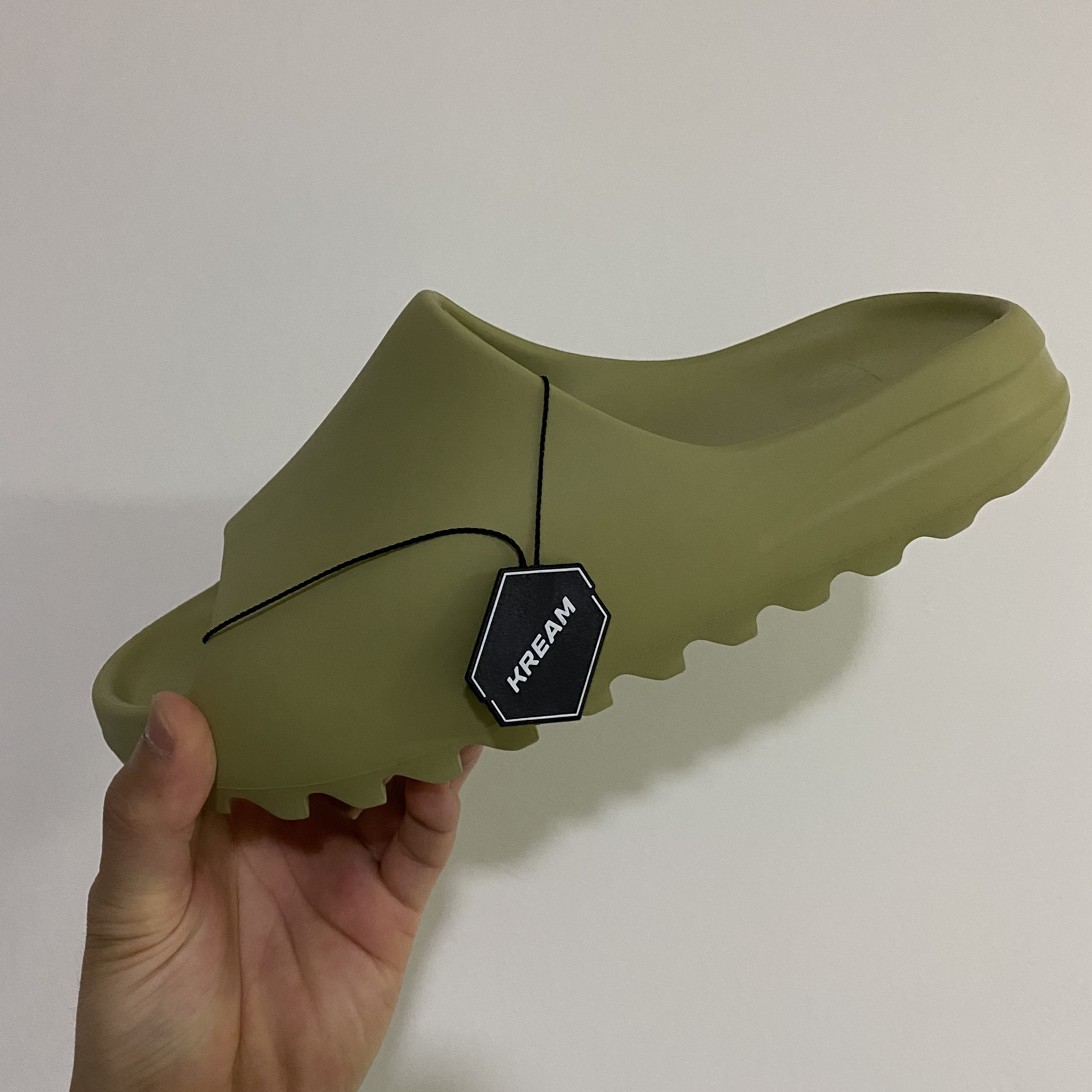 Adidas Yeezy Slide Resin 2021 착용 스타일