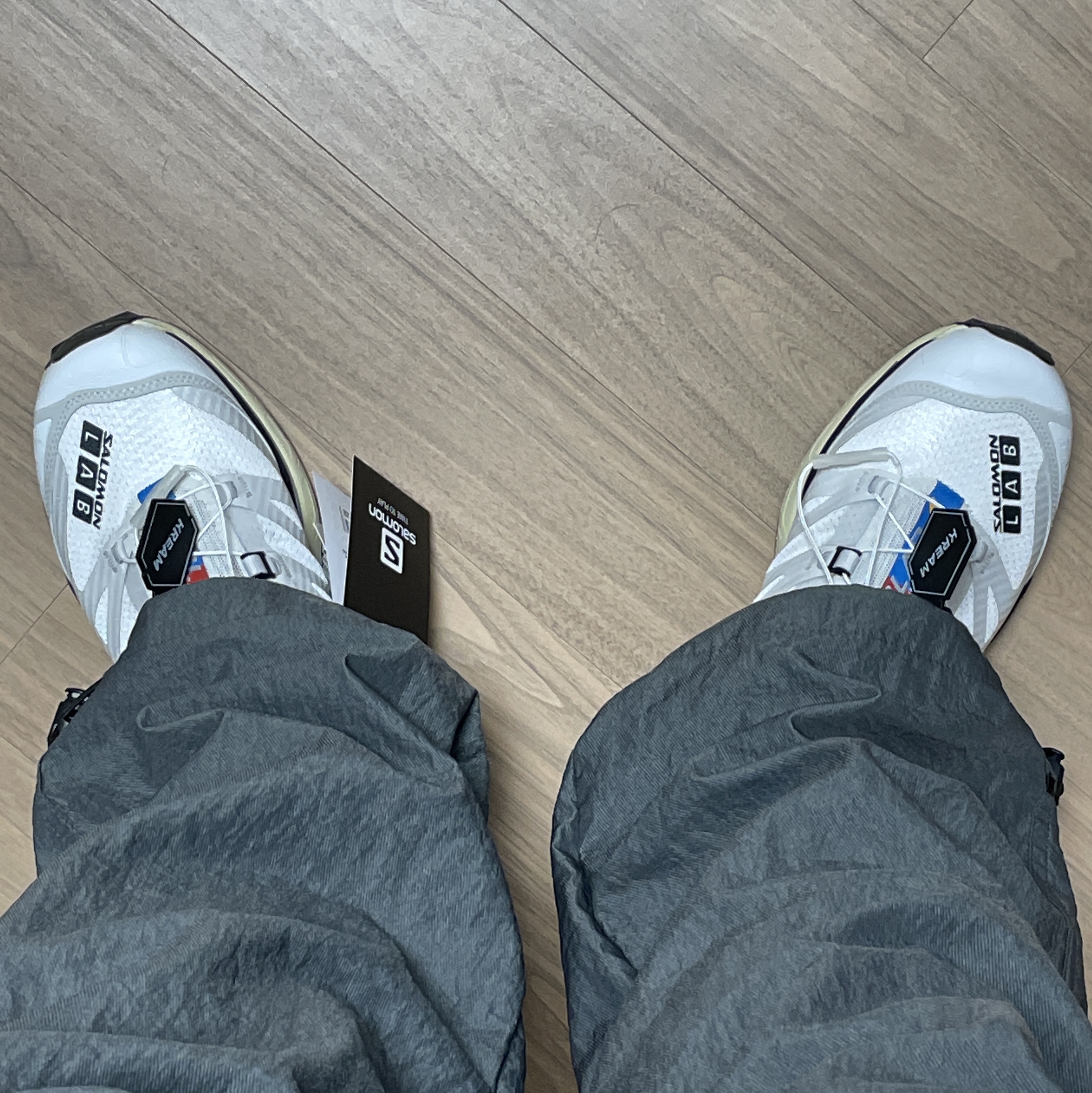 Salomon XT-4 White Lunar Rock 착용 스타일 - 2