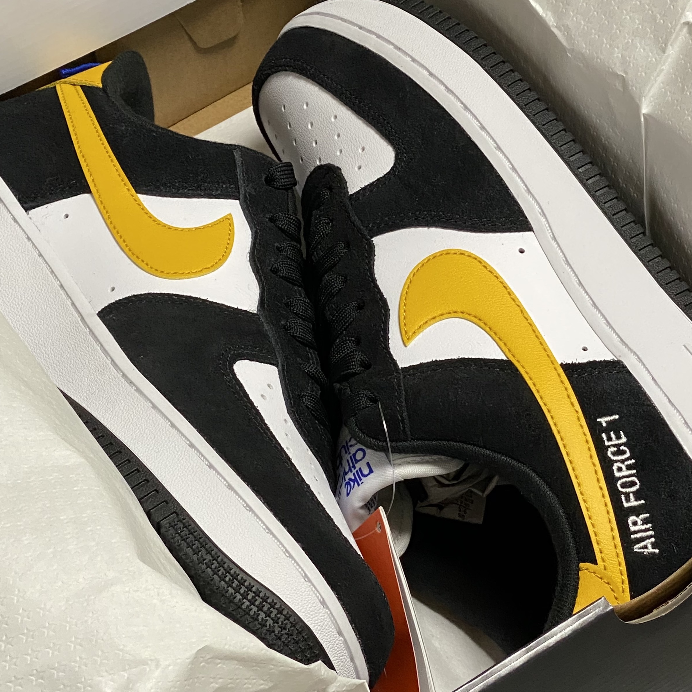 Nike Air Force 1 '07 LV8 Athletic Club Black Dark Sulfur 착용 스타일