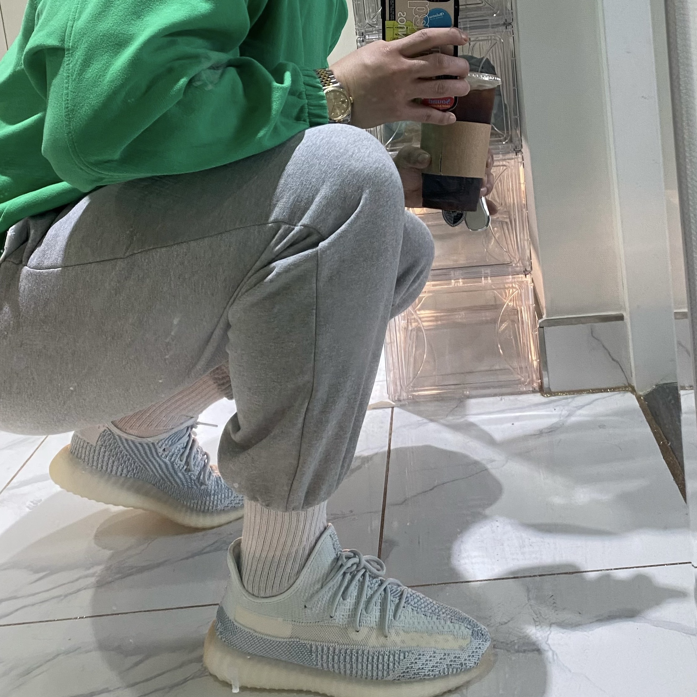 Adidas Yeezy Boost 350 V2 Cloud White - Non-Reflective 착용 스타일 - 3