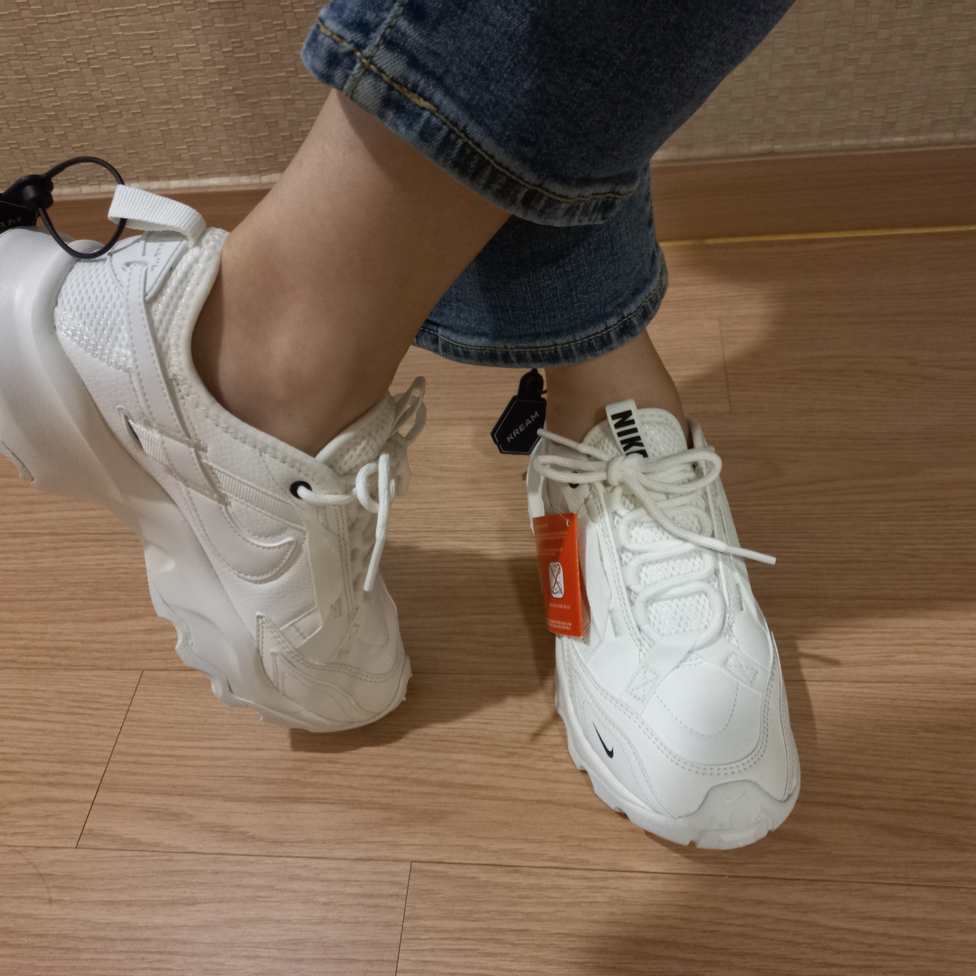 (W) Nike TC 7900 Summit White 착용 스타일 - 1