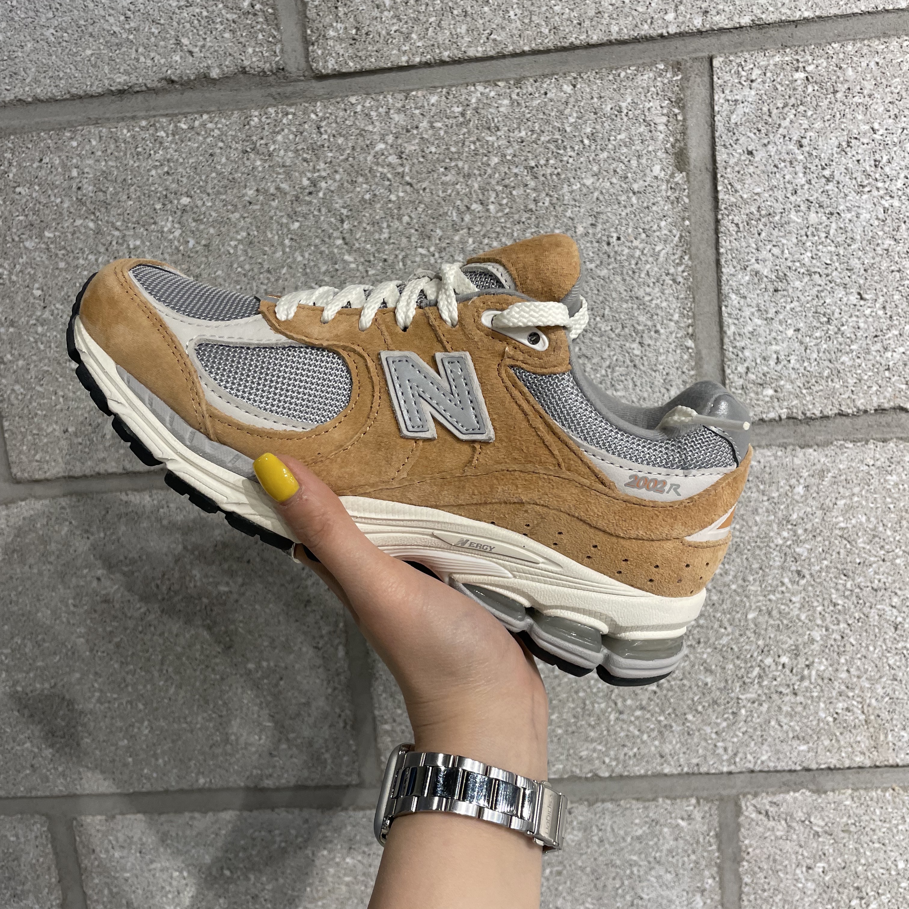 New Balance 2002R Special Vintage Beige 착용 스타일