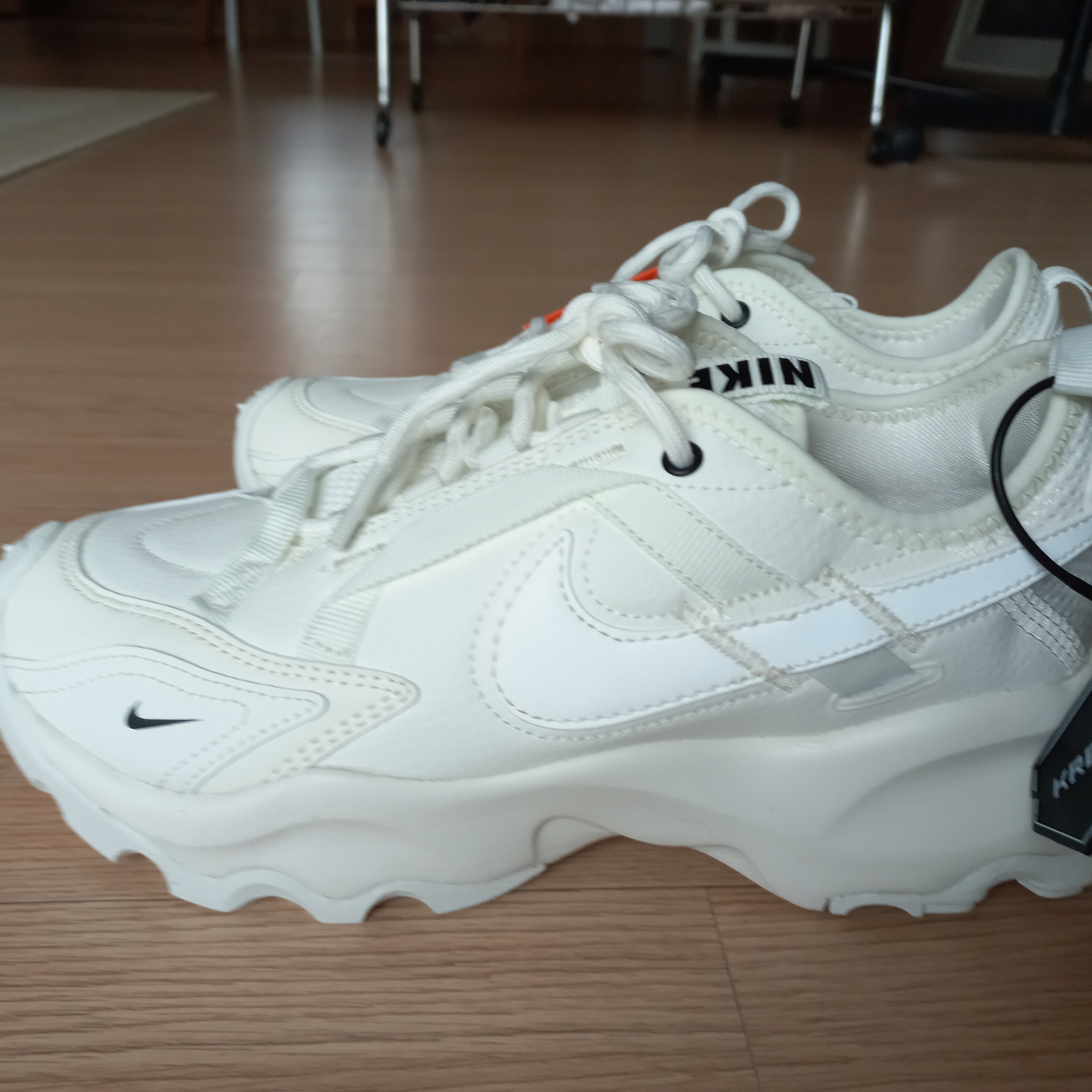 (W) Nike TC 7900 Summit White 착용 스타일 - 2