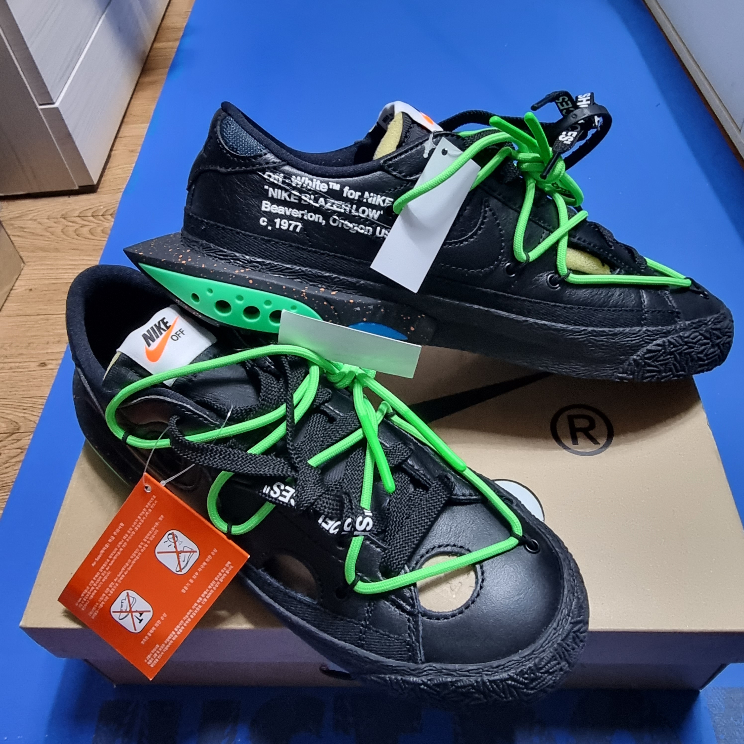 Nike x Off-White Blazer Low '77 Black and Electro Green 착용 스타일 - 3