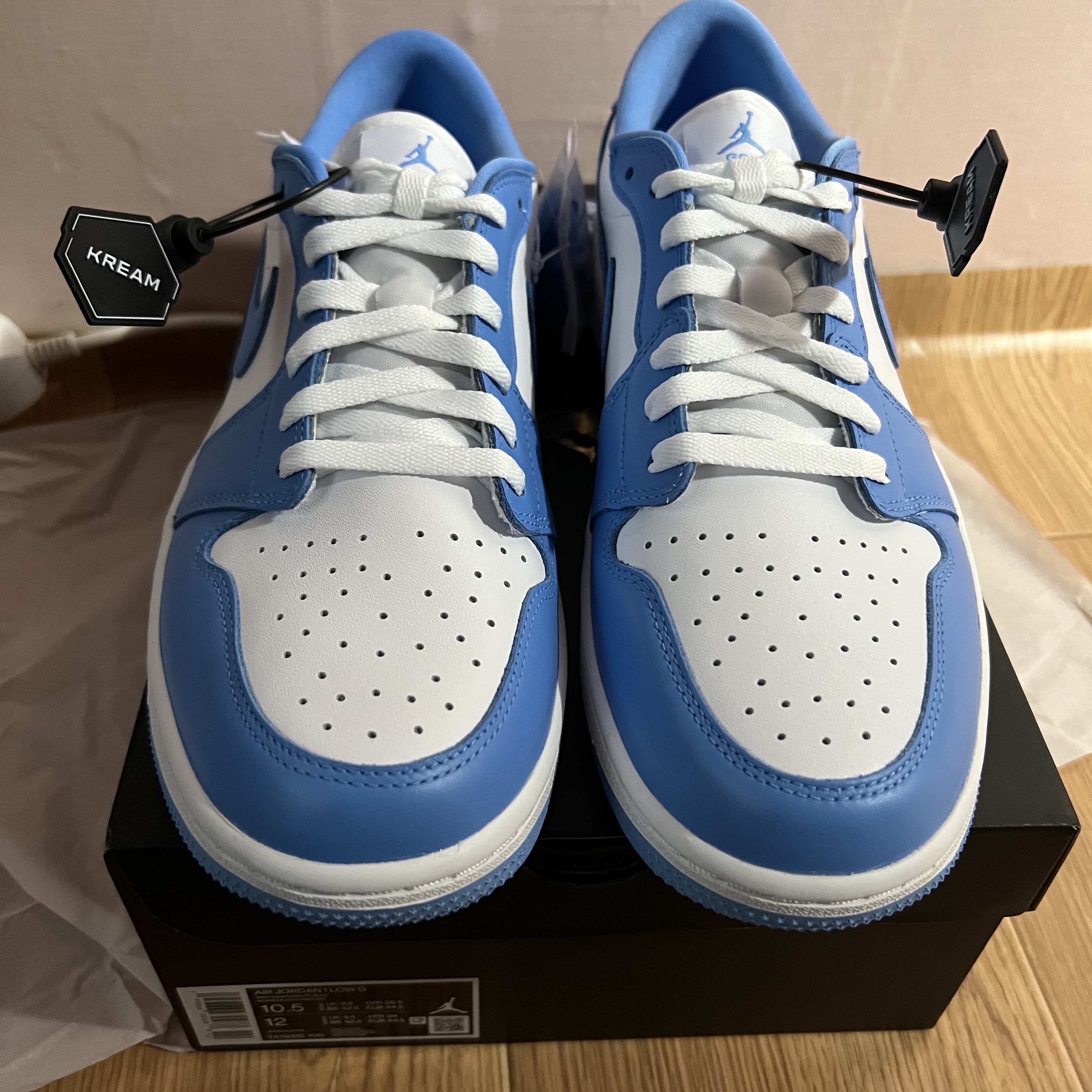 Jordan 1 Low Golf White and University Blue 착용 스타일