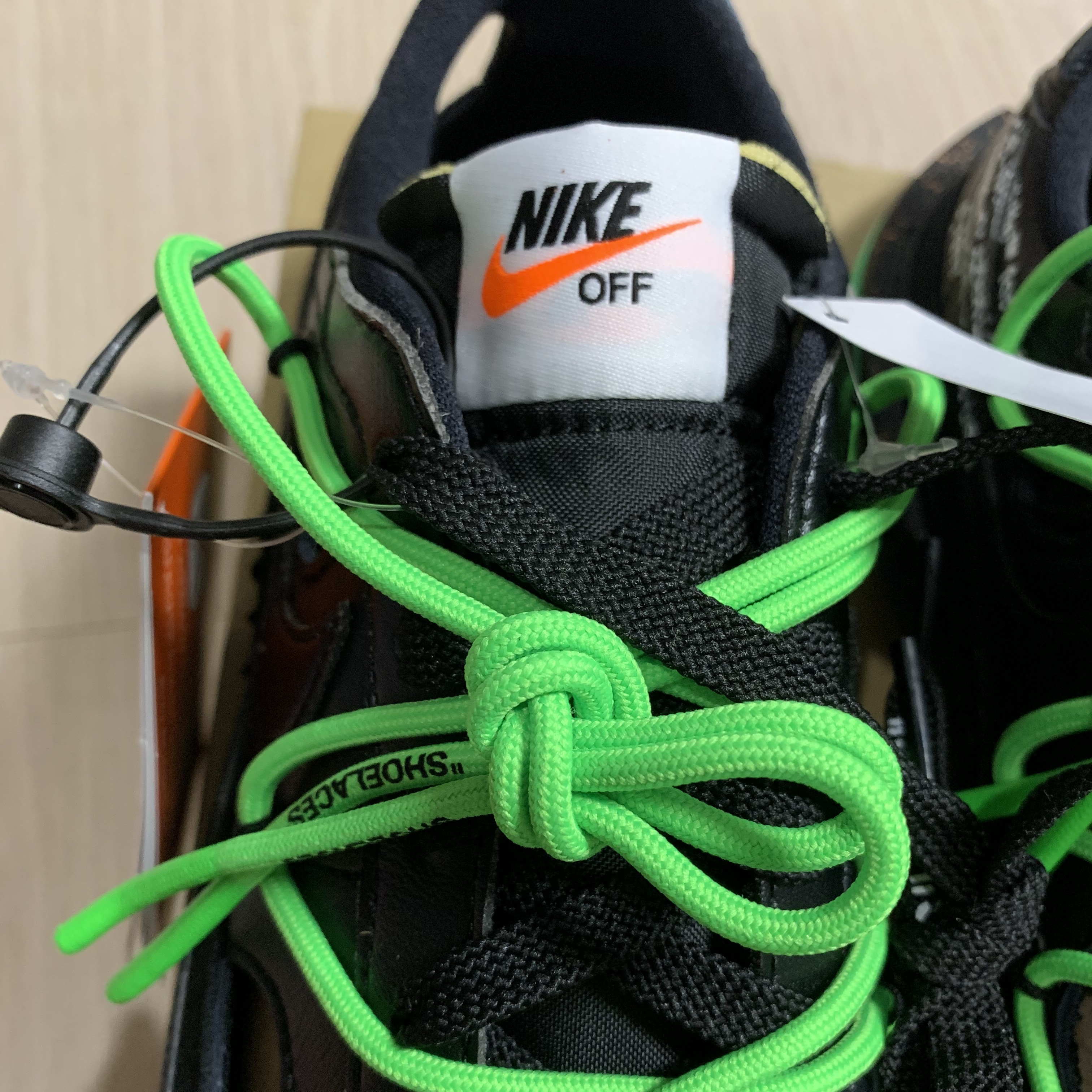 Nike x Off-White Blazer Low '77 Black and Electro Green 착용 스타일 - 2