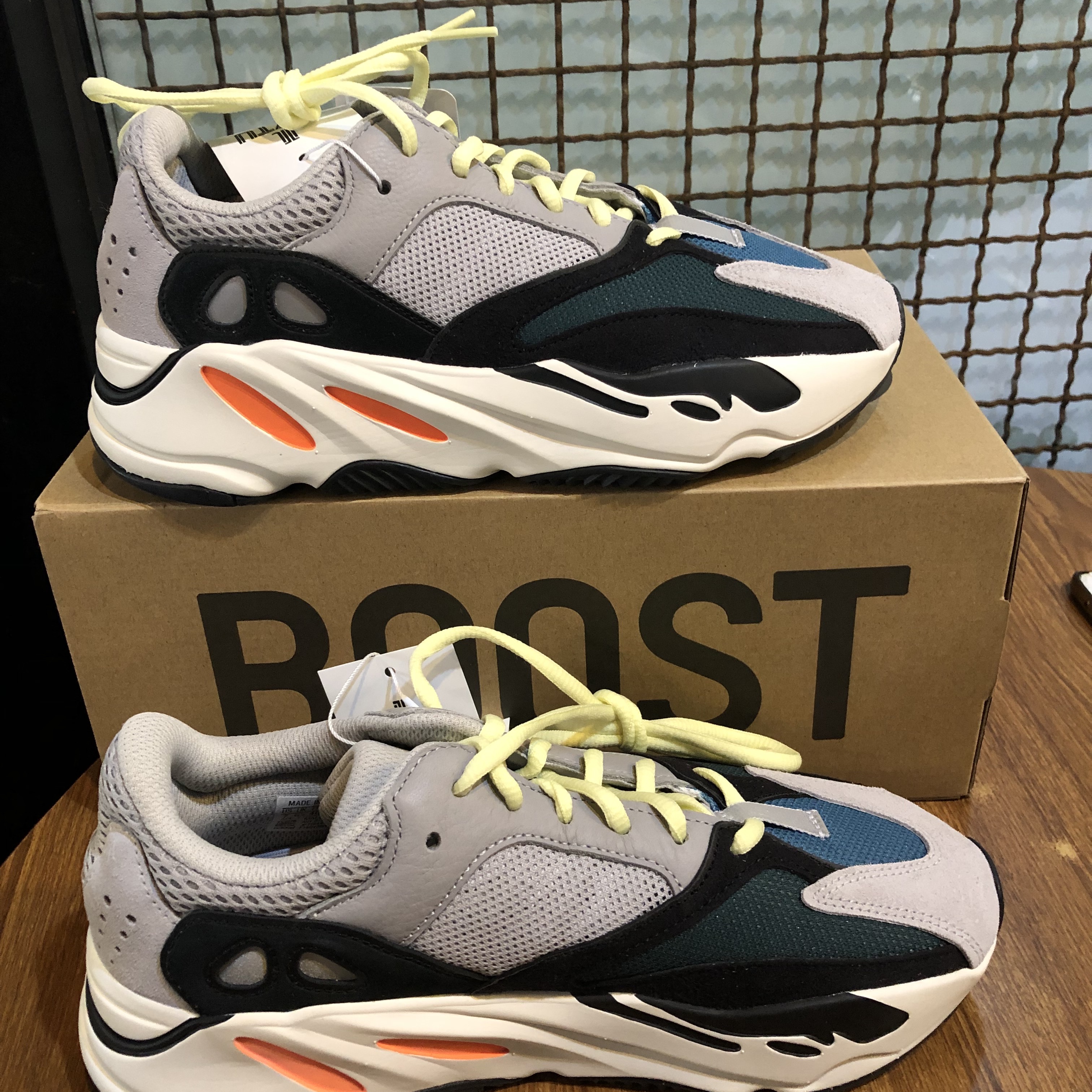 Adidas Yeezy Boost 700 Wave Runner Solid Grey 2021/2022 착용 스타일 - 1