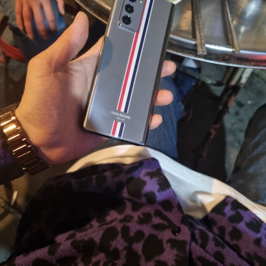 Samsung Galaxy Z Fold2 Thom Browne Edition (Korean Ver.) 착용 스타일