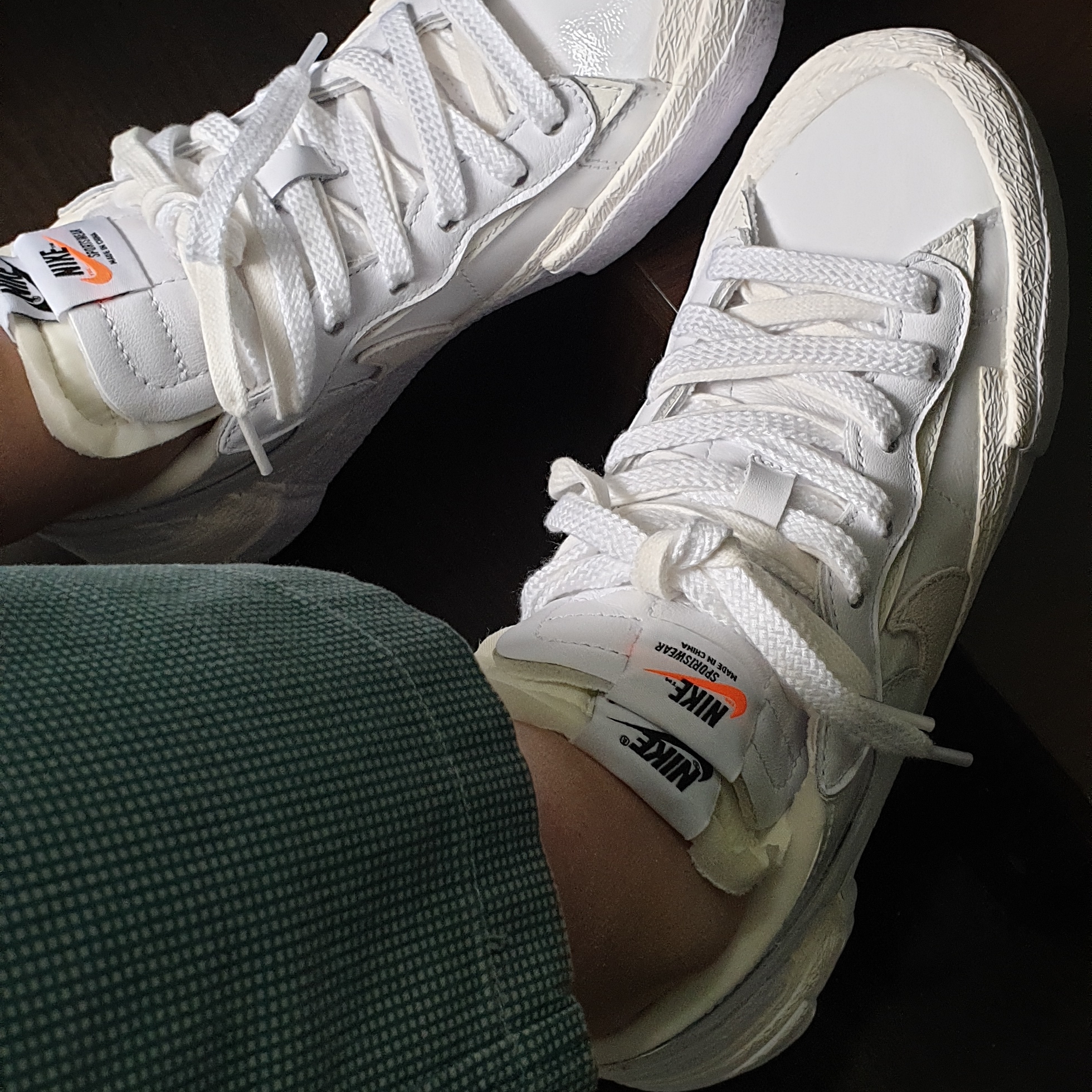 Nike x Sacai Blazer Low White Patent Leather 착용 스타일 - 2
