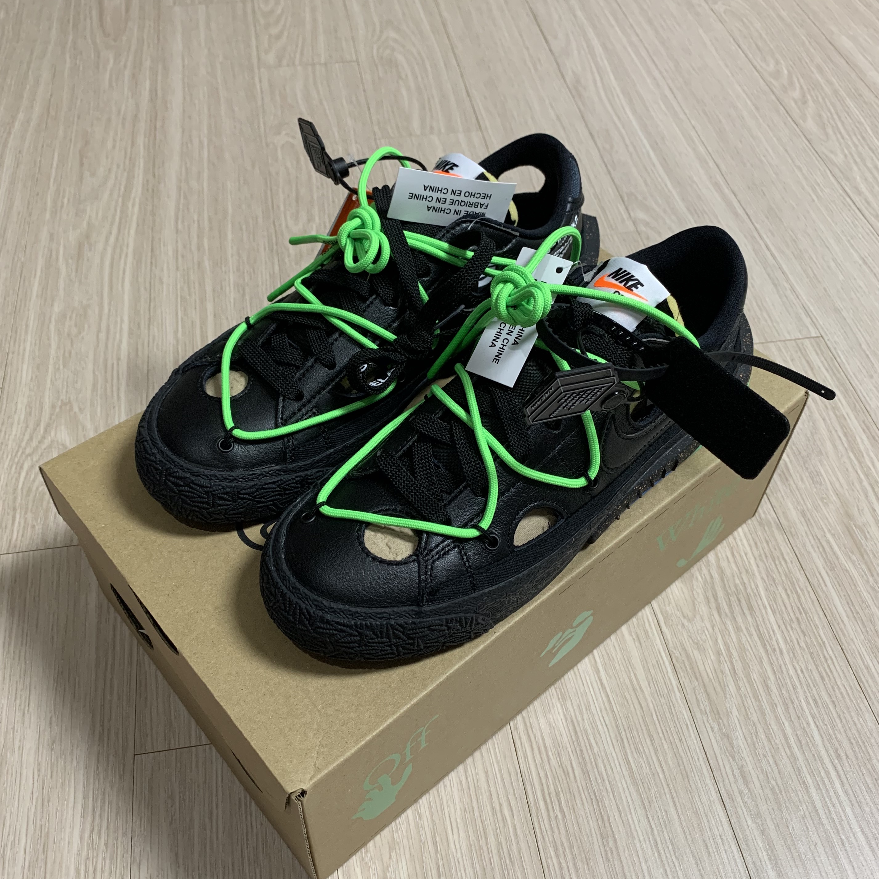 Nike x Off-White Blazer Low '77 Black and Electro Green 착용 스타일 - 1