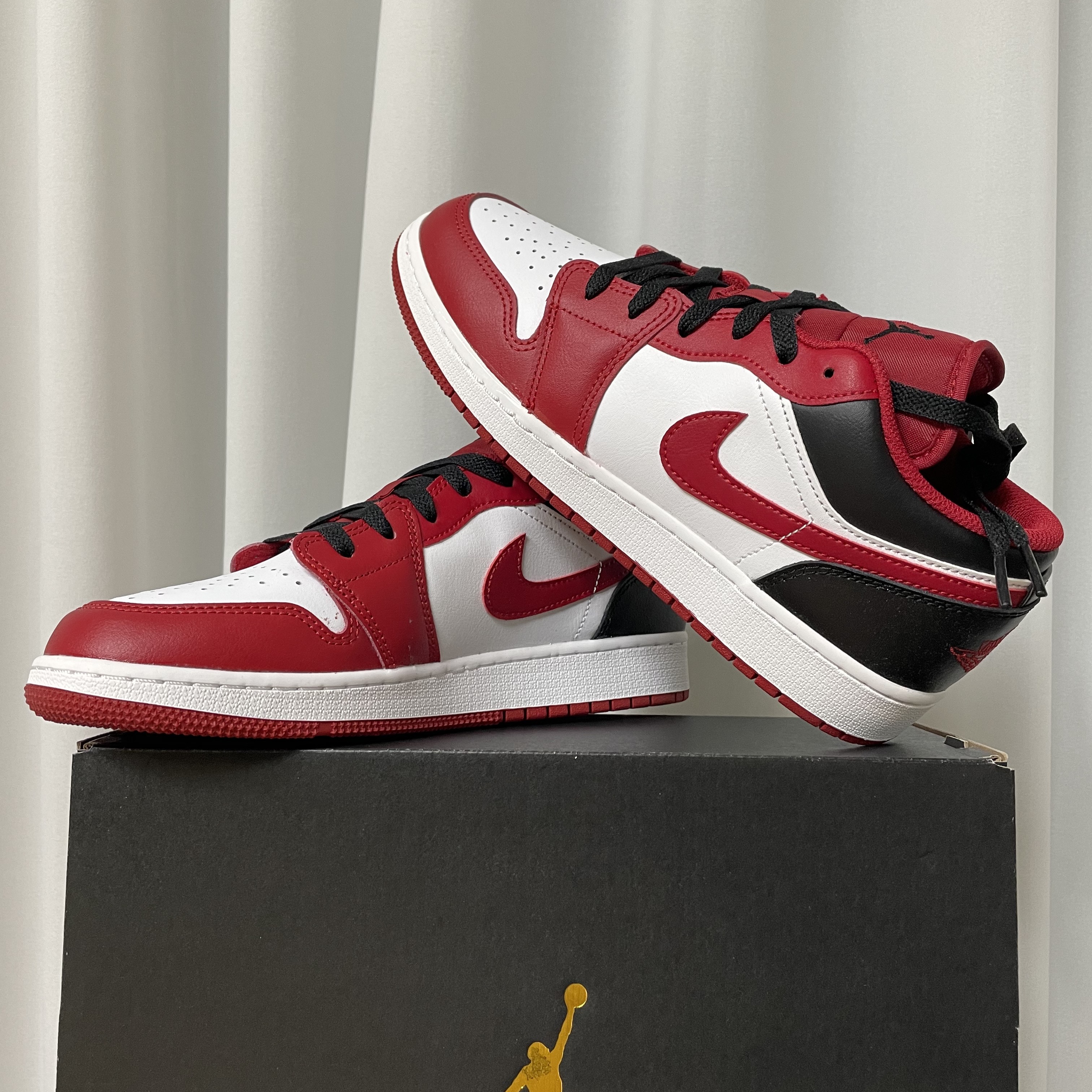 (GS) Jordan 1 Low White Gym Red Black 착용 스타일