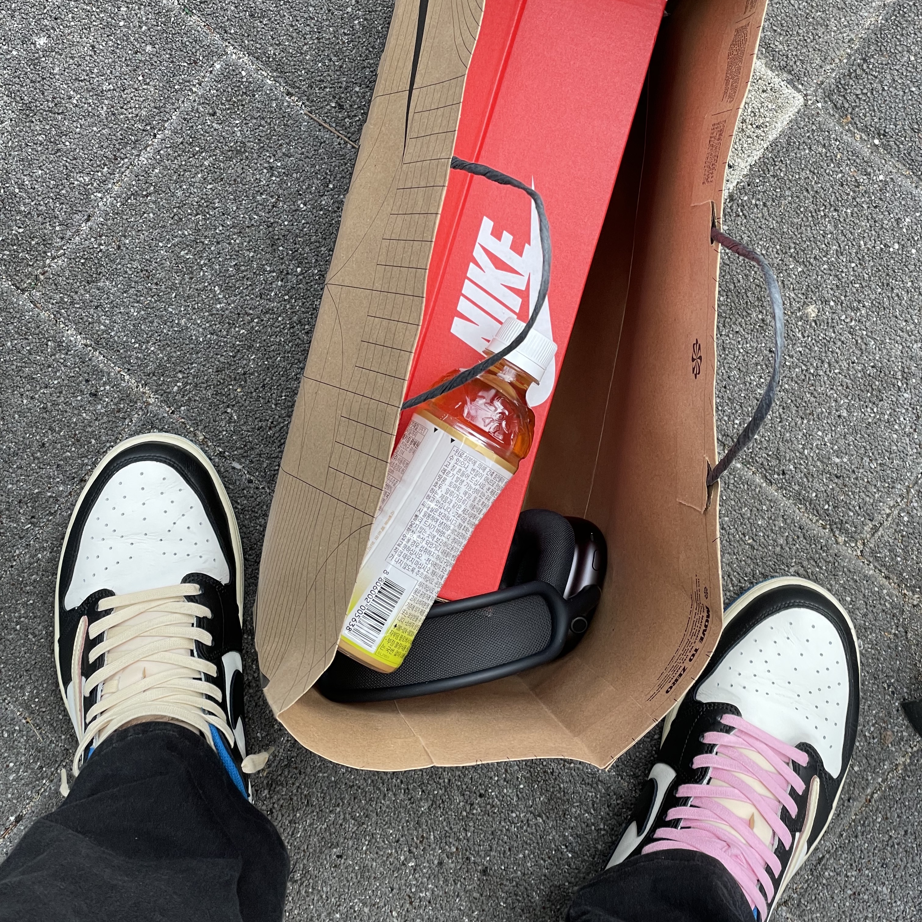 Jordan 1 x Travis Scott x Fragment Retro Low OG SP Military Blue, Apple AirPods Max Lightning Space Gray (Korean Ver.) 착용 스타일