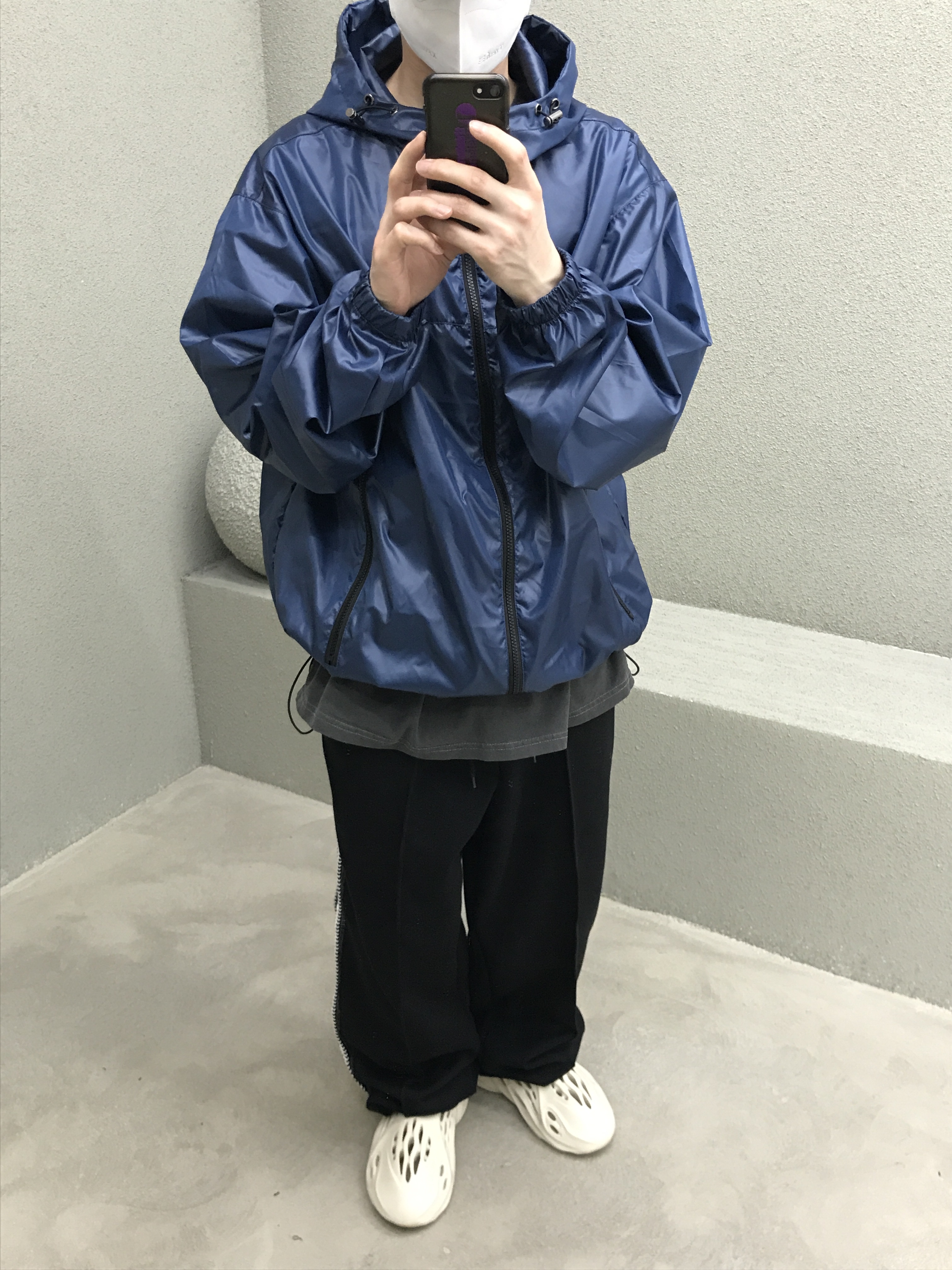 Adidas Yeezy Foam RNNR Sand 착용 스타일 - 2