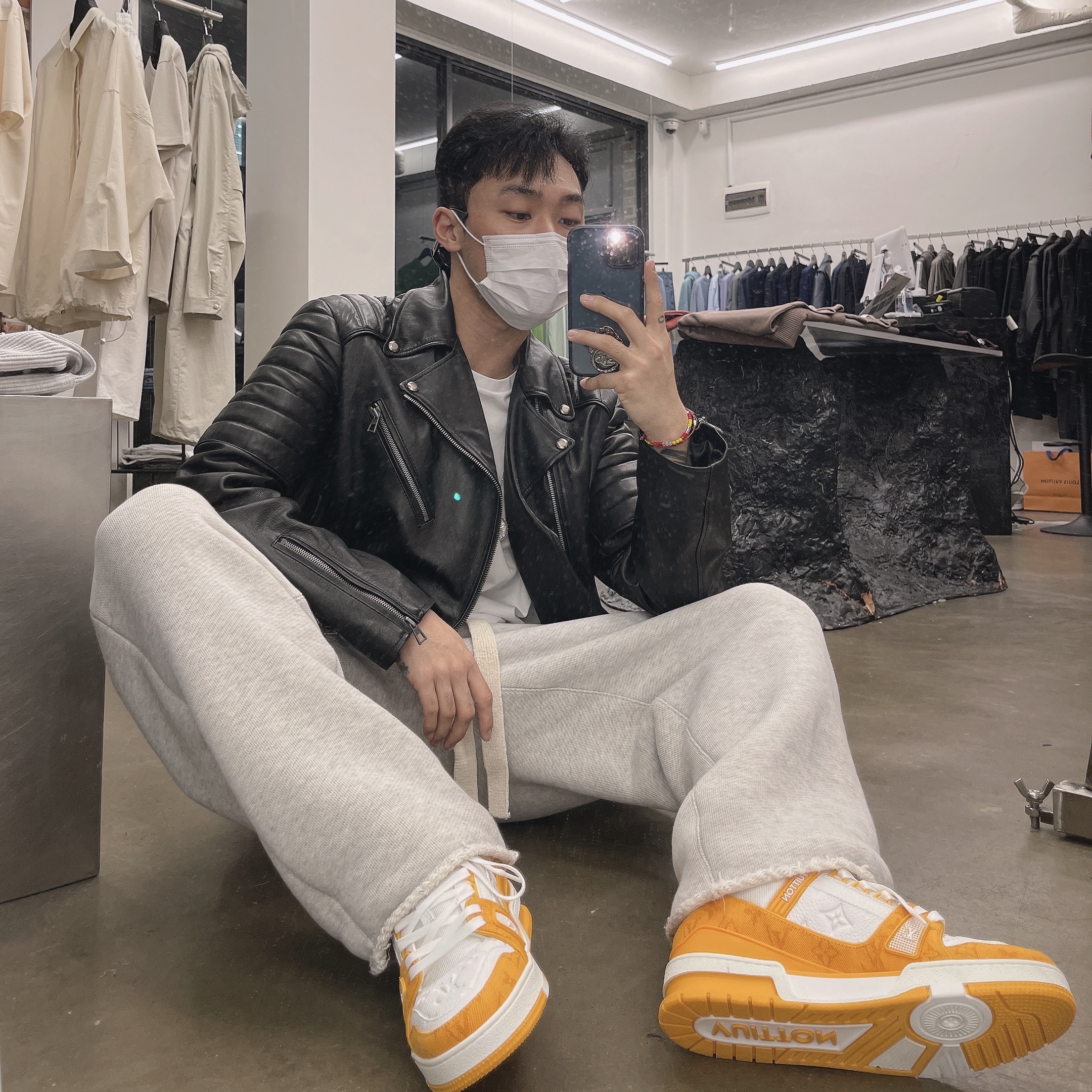 Louis Vuitton LV Trainer Sneakers Yellow 착용 스타일