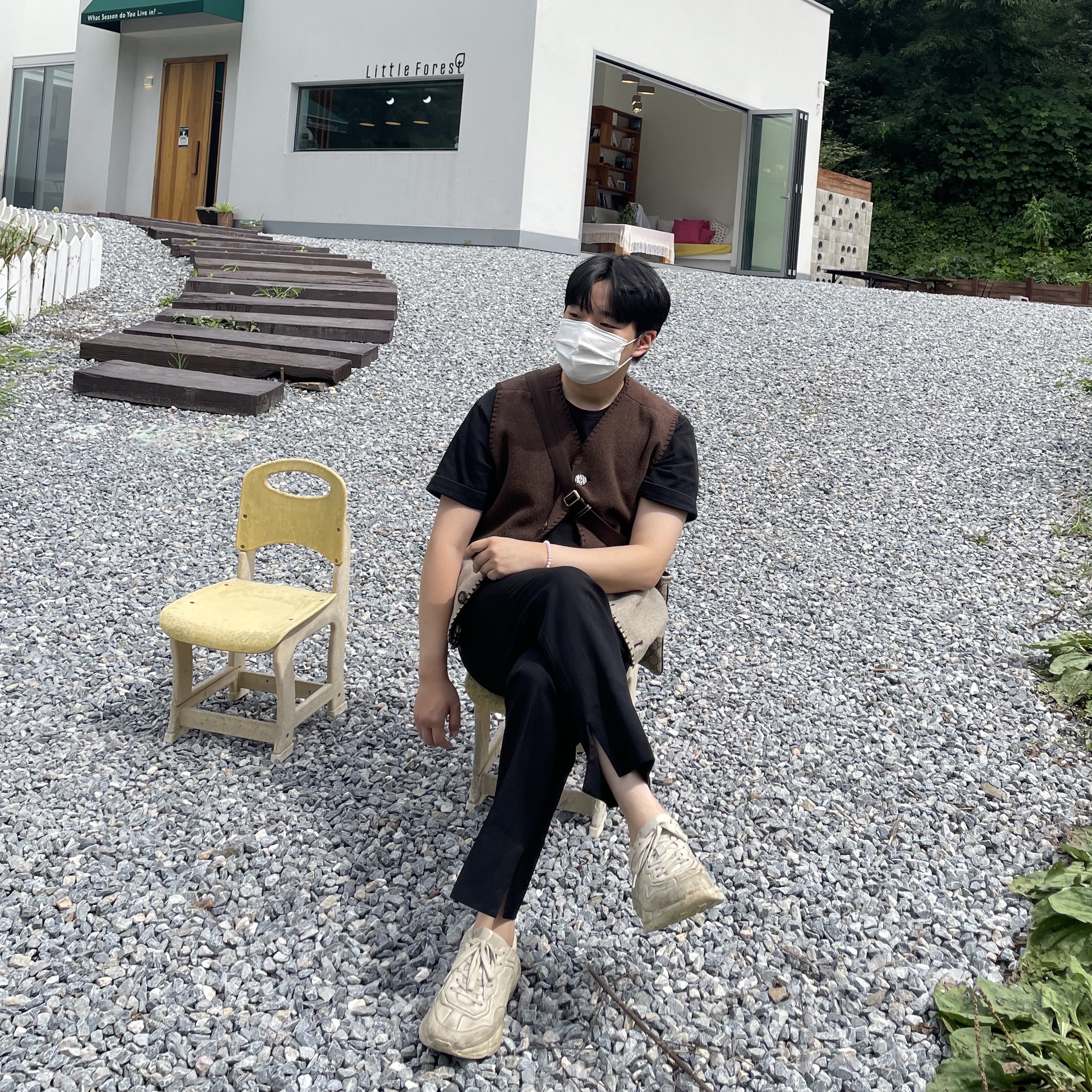 Gucci Rhyton Leather Sneakers Distressed Ivory 착용 스타일