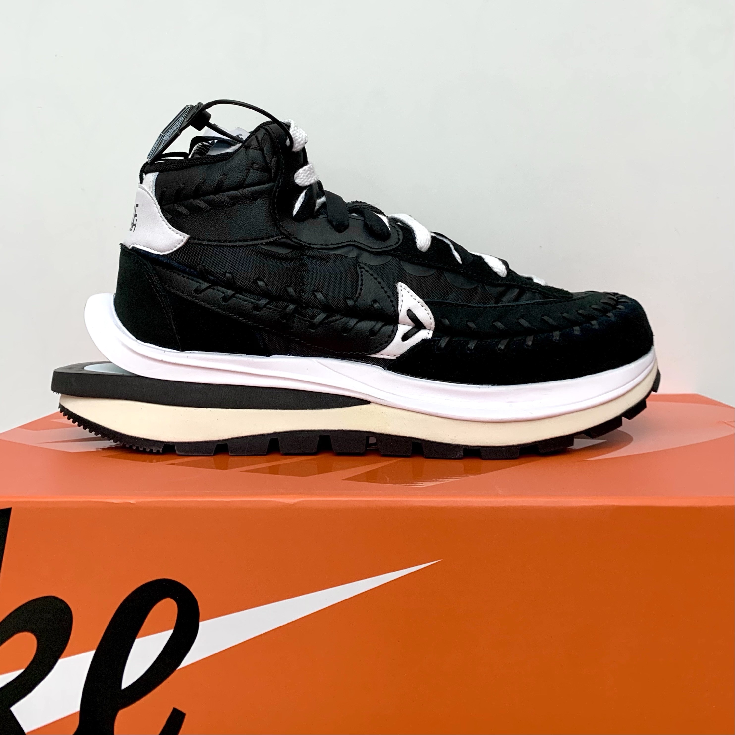 Nike x Sacai x Jean Paul Gaultier VaporWaffle Black White 착용 스타일