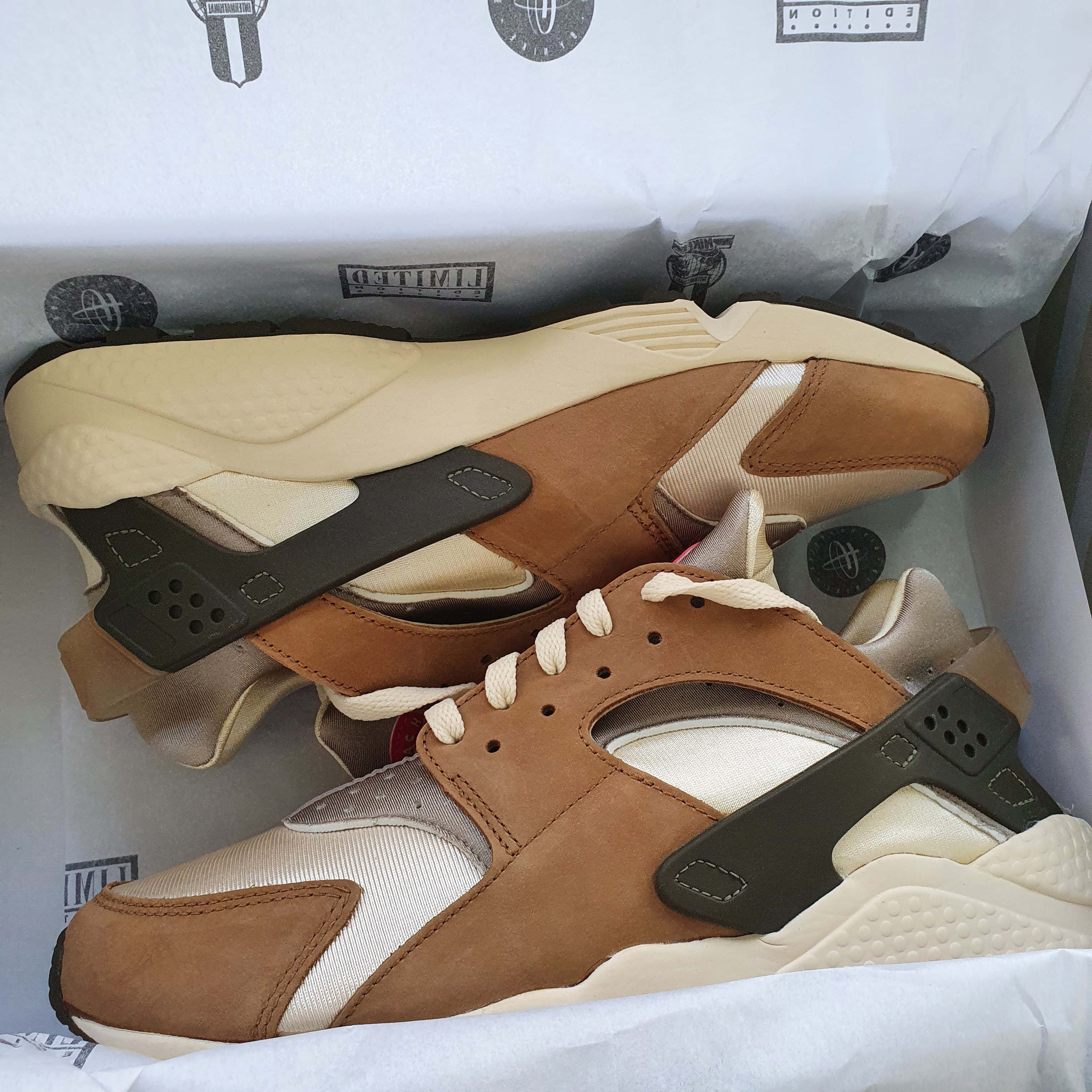 Nike x Stussy Air Huarache LE Desert Oak 착용 스타일