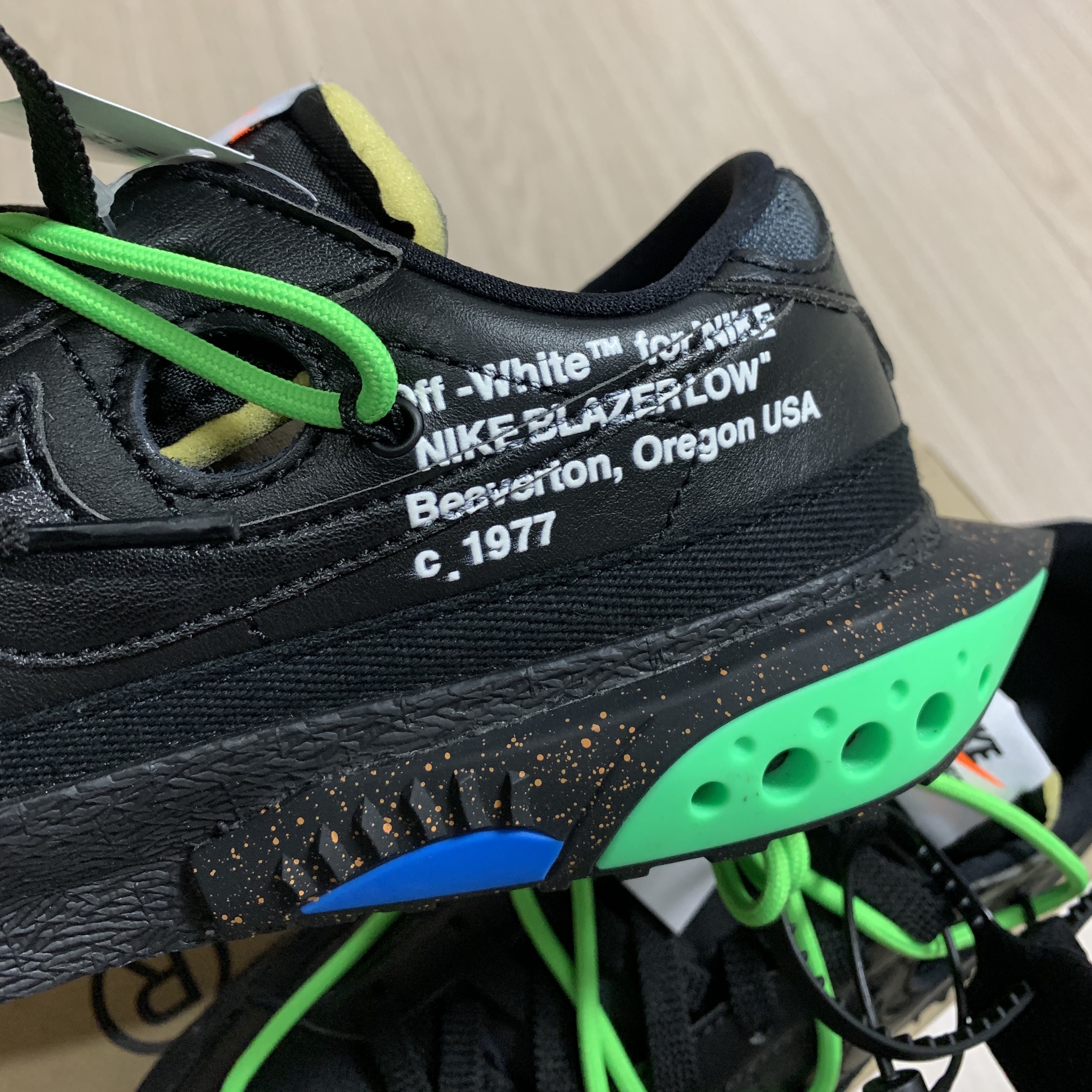 Nike x Off-White Blazer Low '77 Black and Electro Green 착용 스타일 - 3