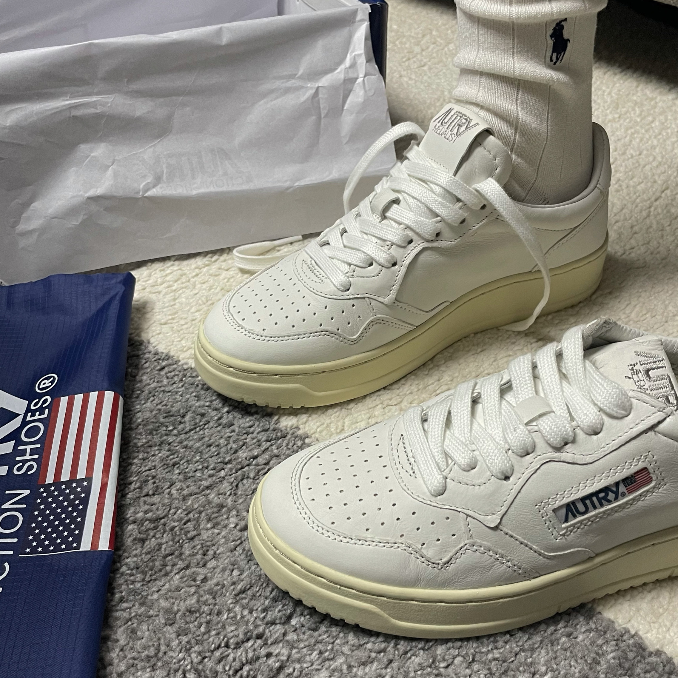 (W) Autry Medalist Low Goatskin Sneakers White 착용 스타일
