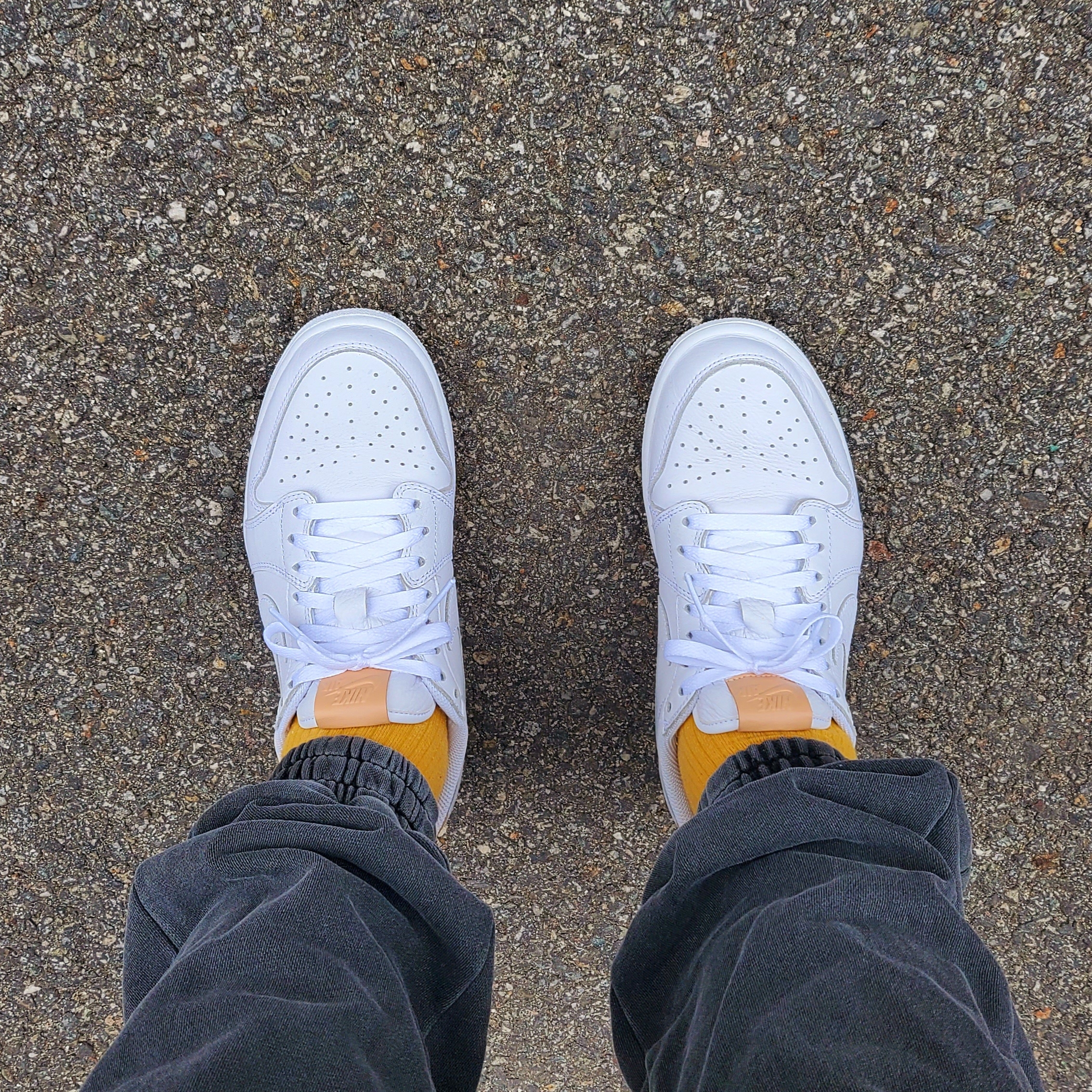 Jordan 1 Retro Low OG Premium White Tan 착용 스타일 - 4