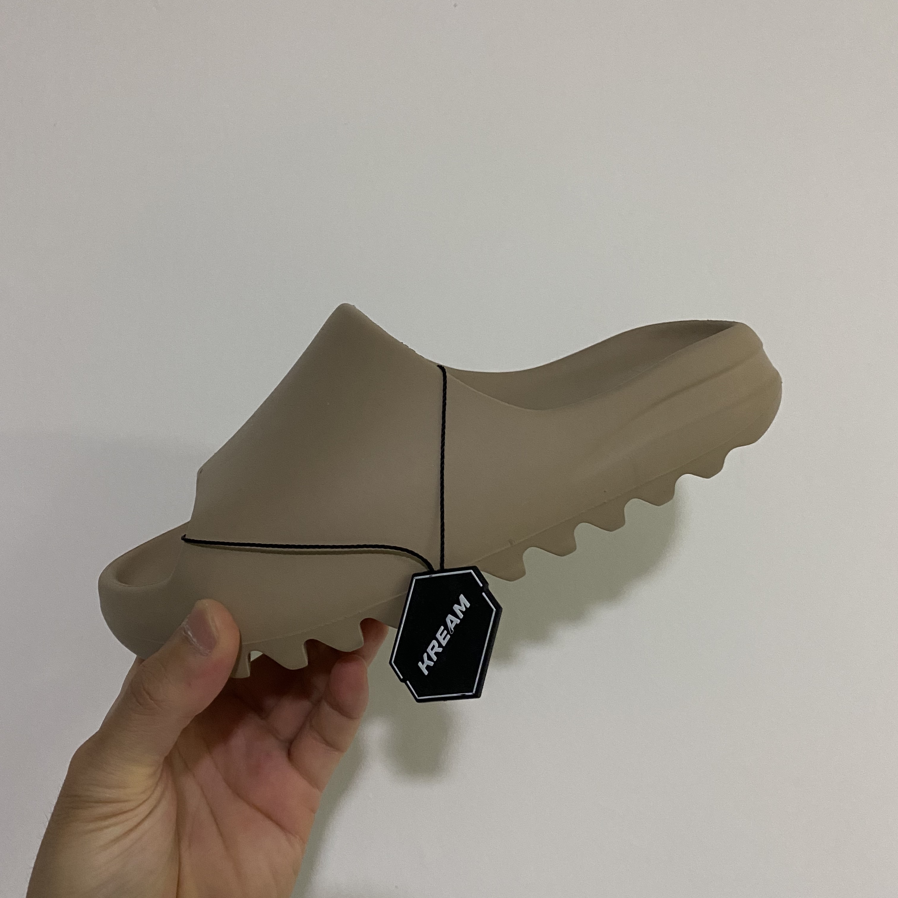 Adidas Yeezy Slide Pure 착용 스타일