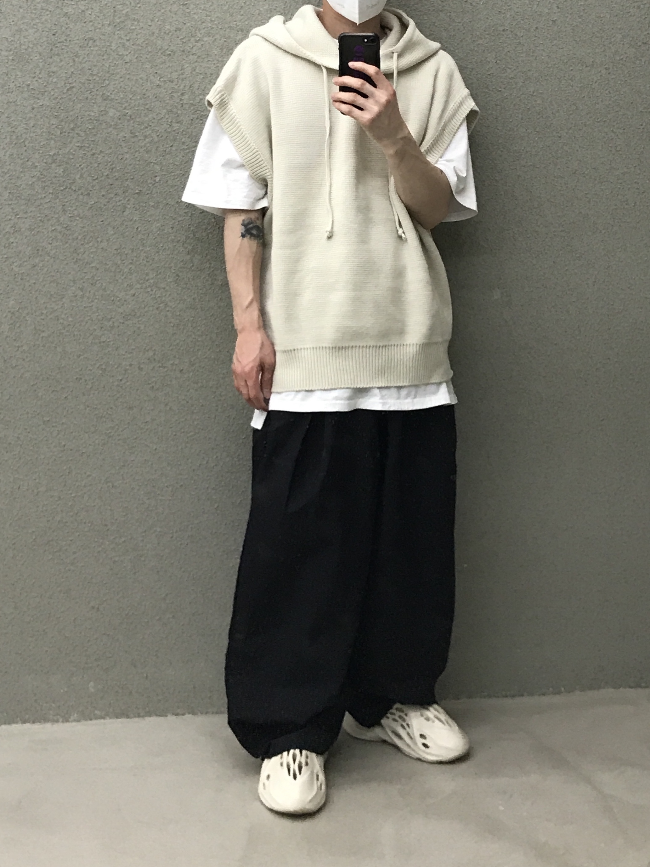 Adidas Yeezy Foam RNNR Sand 착용 스타일