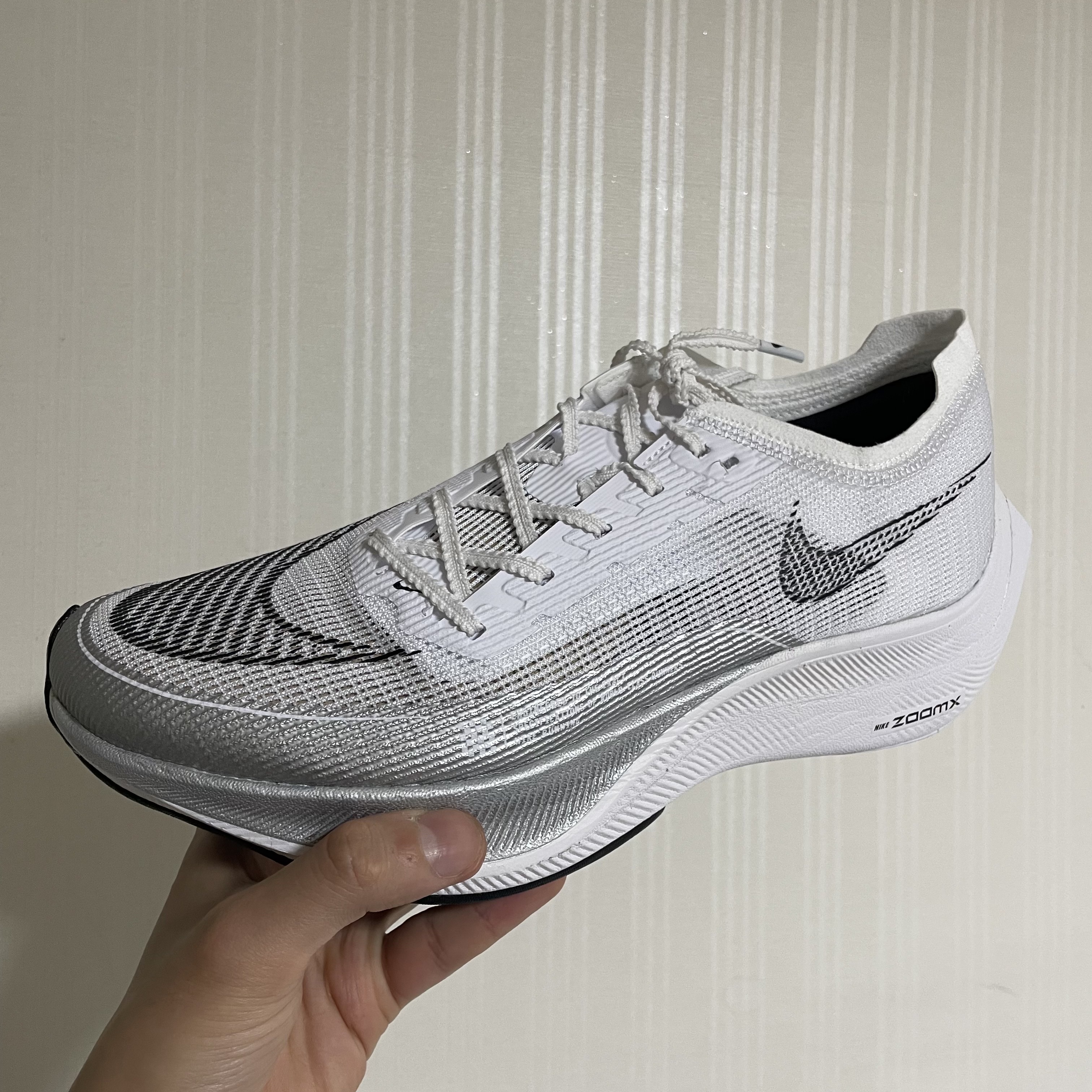 Nike ZoomX Vaporfly Next% 2 White Metallic Silver 착용 스타일
