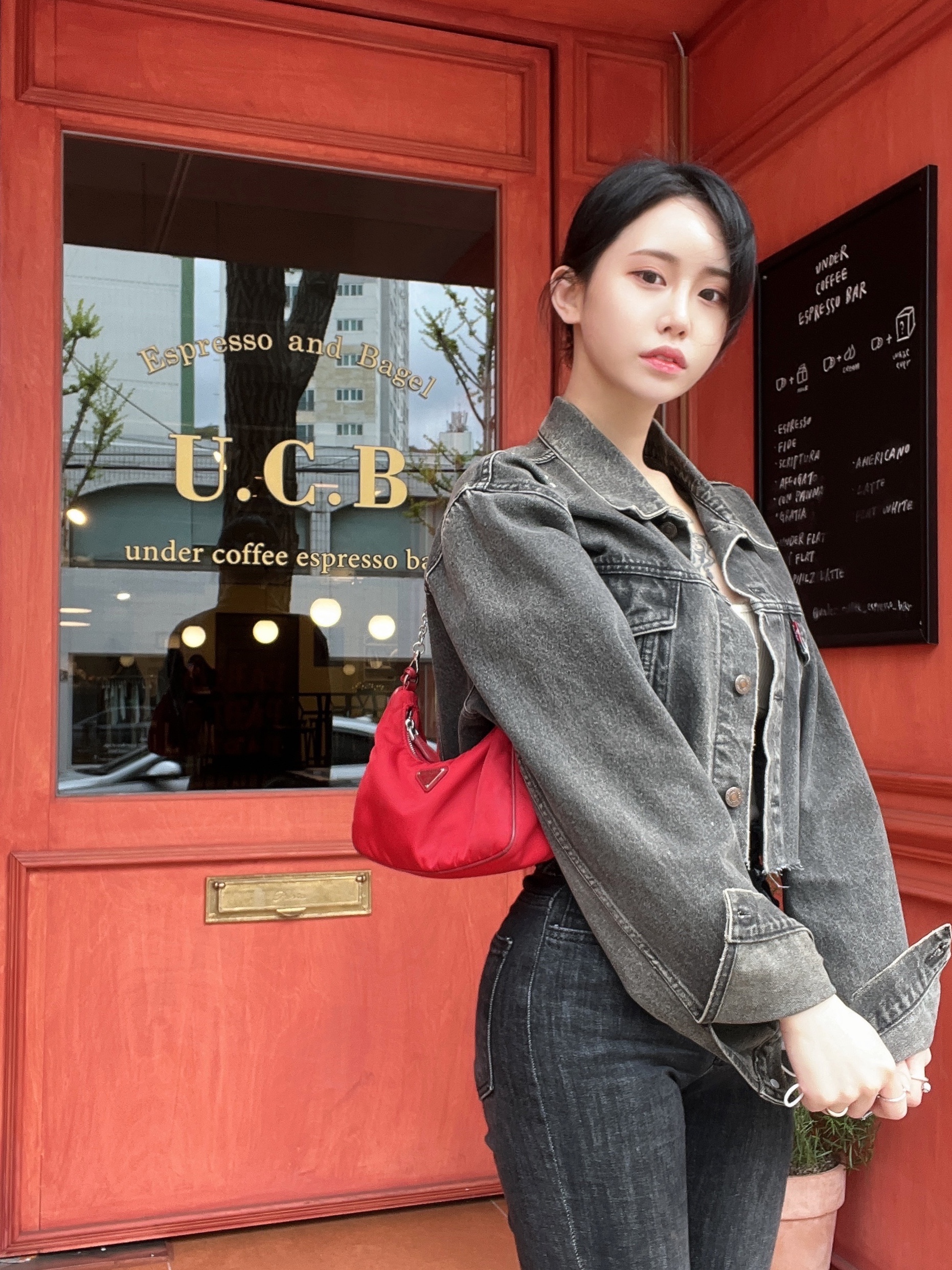 Prada Re-Nylon Padded Hobo Bag Black 착용 스타일