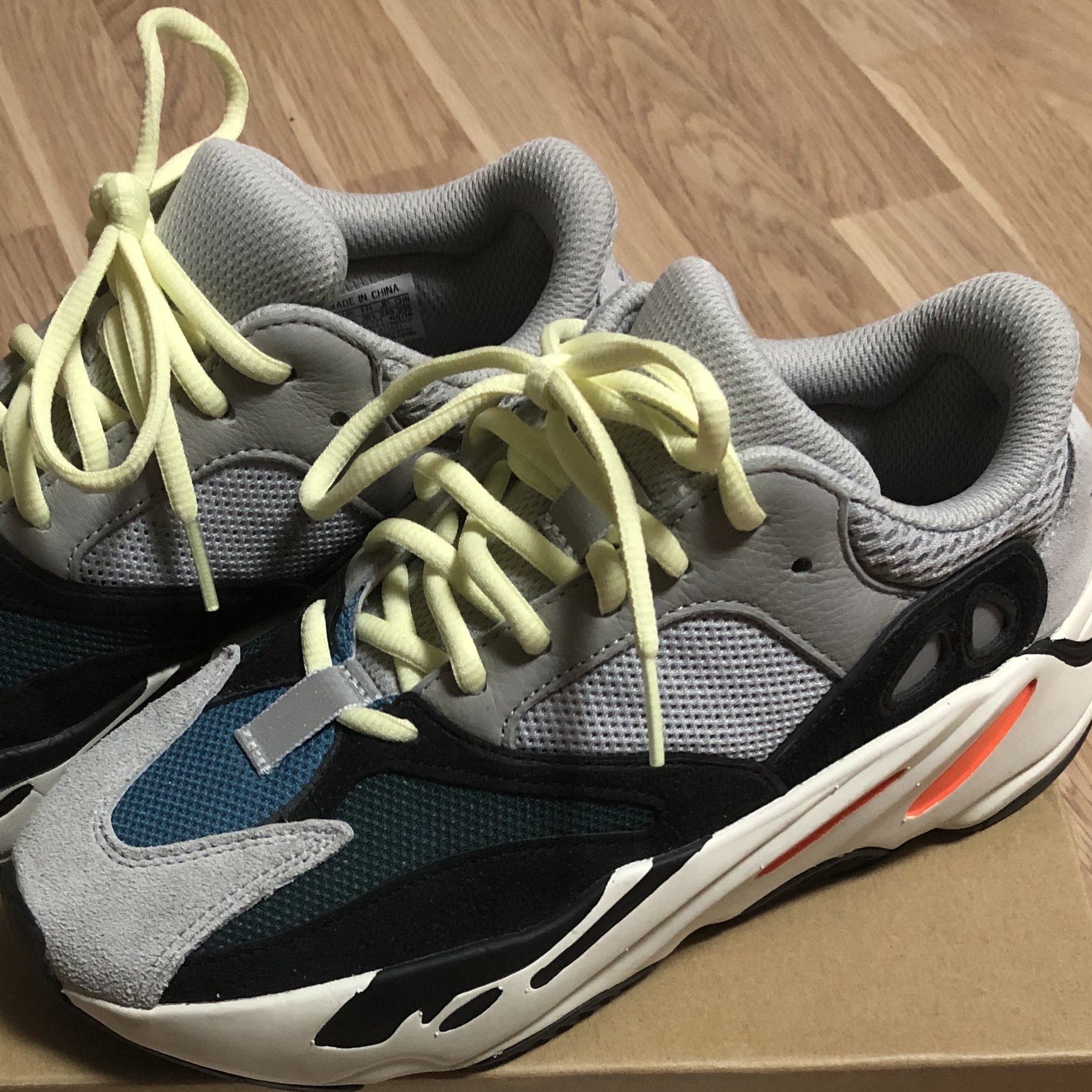 Adidas Yeezy Boost 700 Wave Runner Solid Grey 2021/2022 착용 스타일 - 2